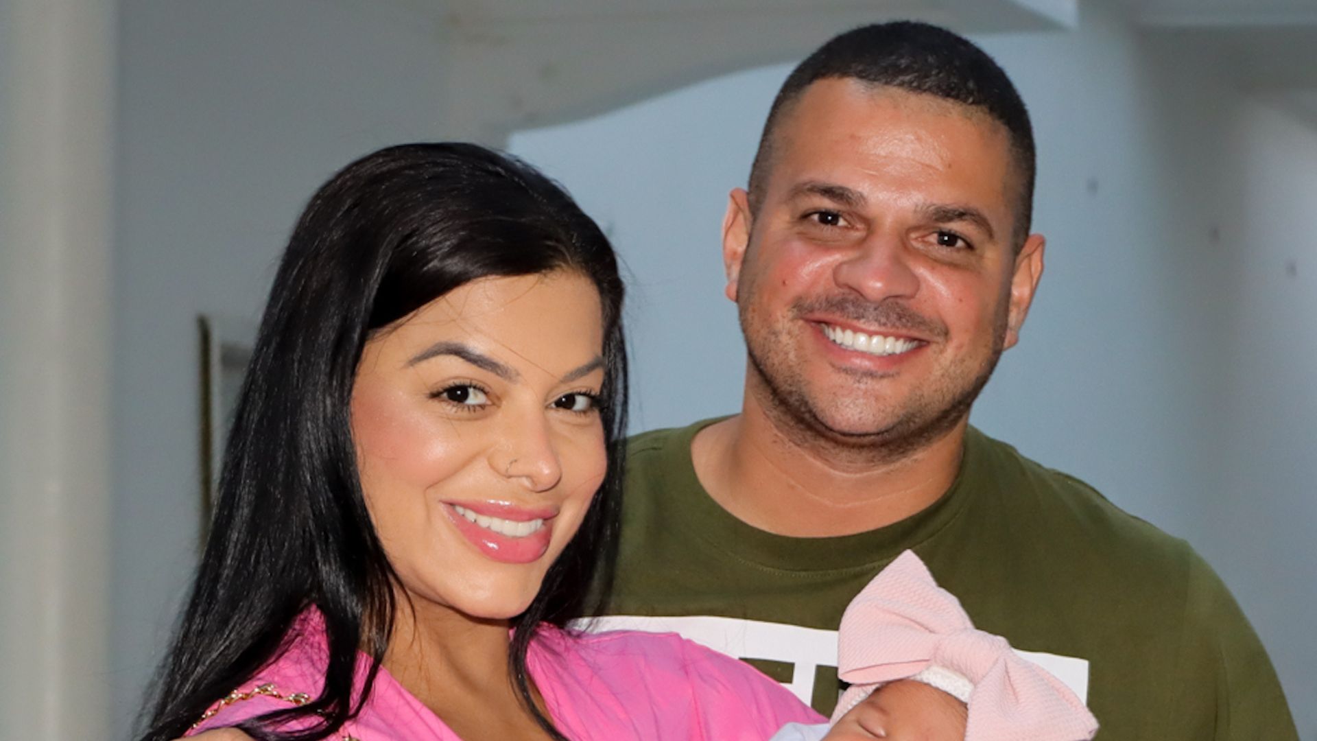 Evelyn Regly deixa maternidade e recém-nascida rouba a cena com look fashion