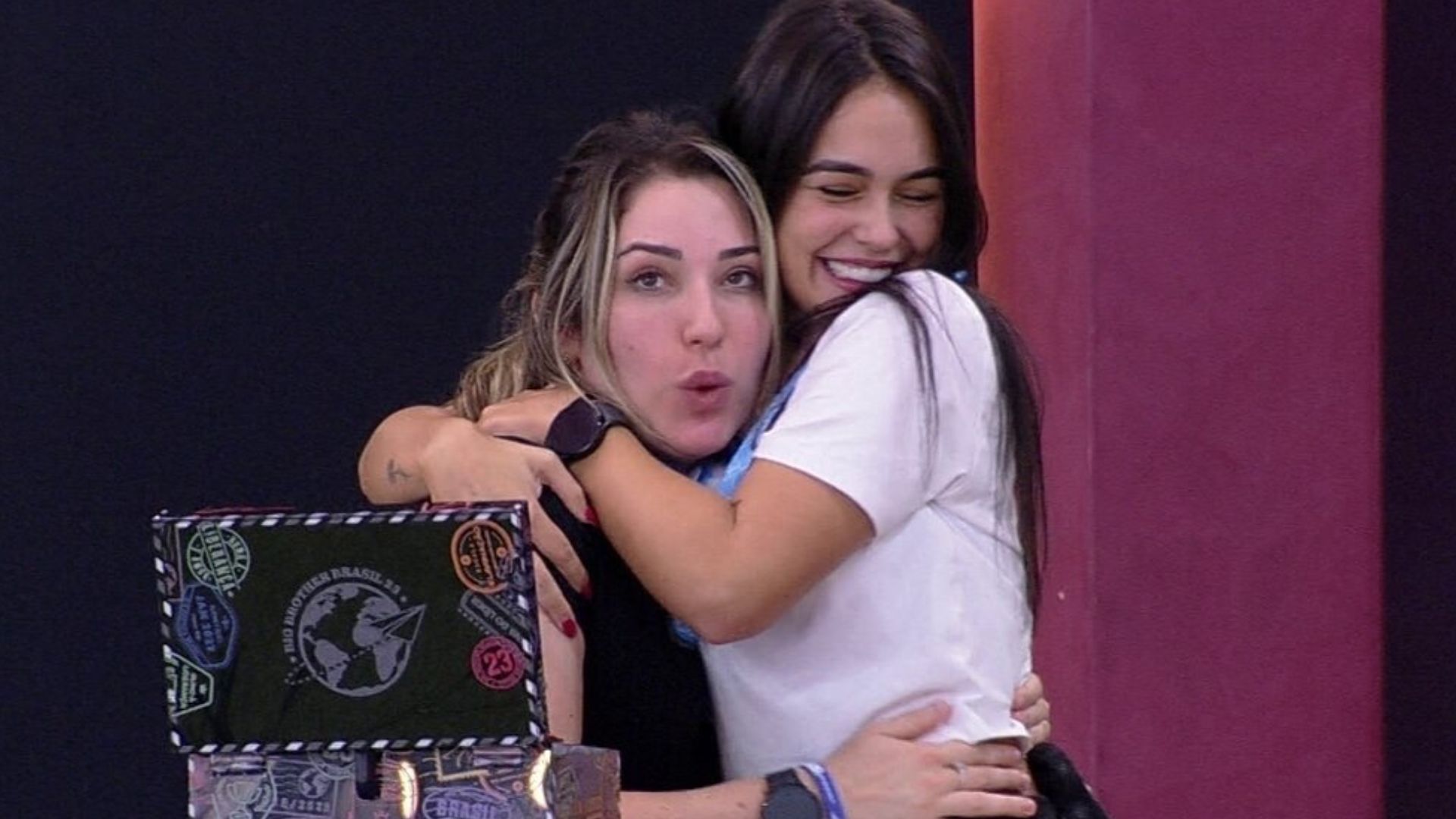 Estrelismo? Ex-BBBs Larissa e Amanda ignoram repórter em festa: “Viraram as caras”