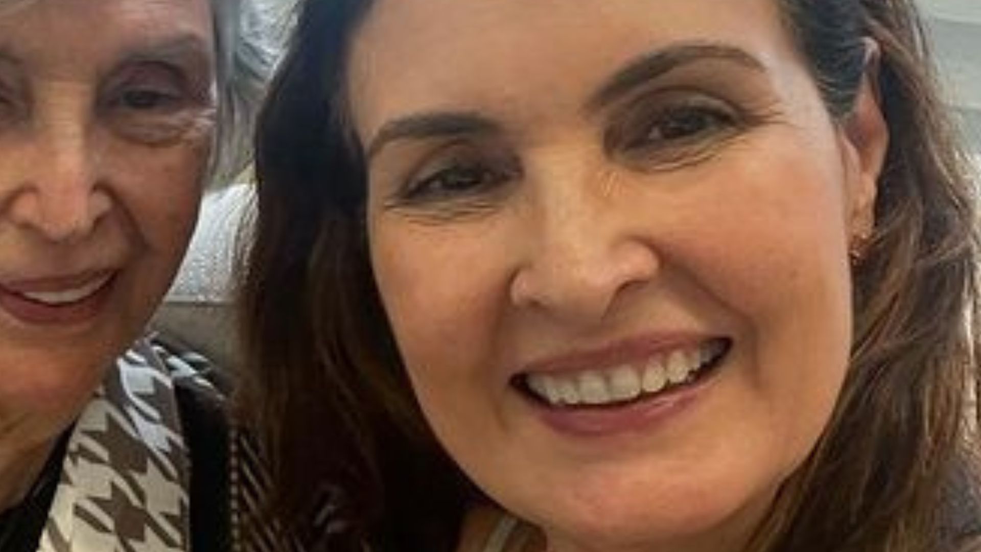 Fátima Bernardes posta rara foto com a mãe e semelhança impressiona: “Idênticas”