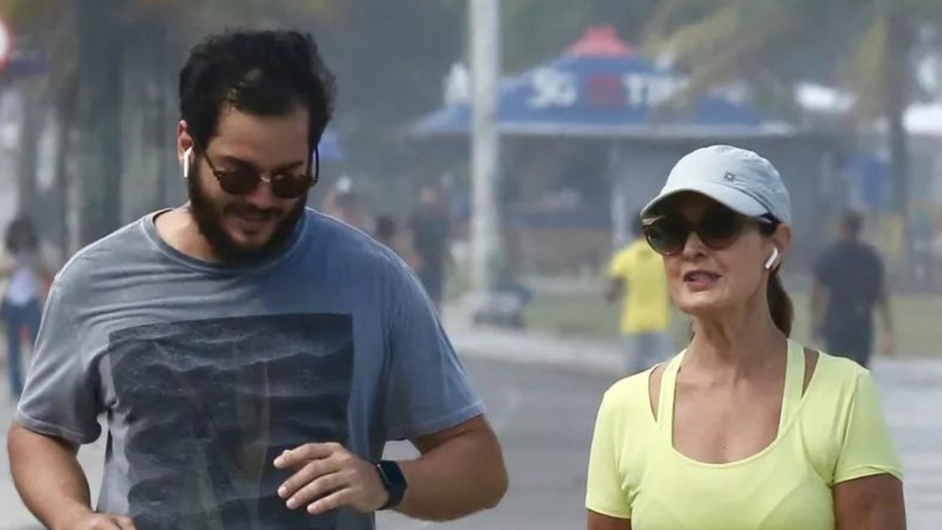 Enxuta! Fátima Bernardes exibe corpo sequinho ao praticar exercícios com o namorado