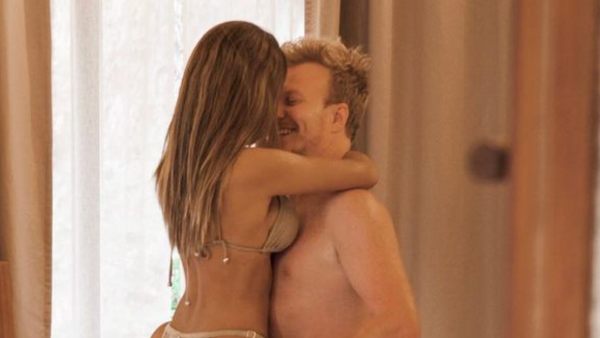 Influenciadora publica foto quente com o marido e assusta: “Achei que era o Michel Teló”