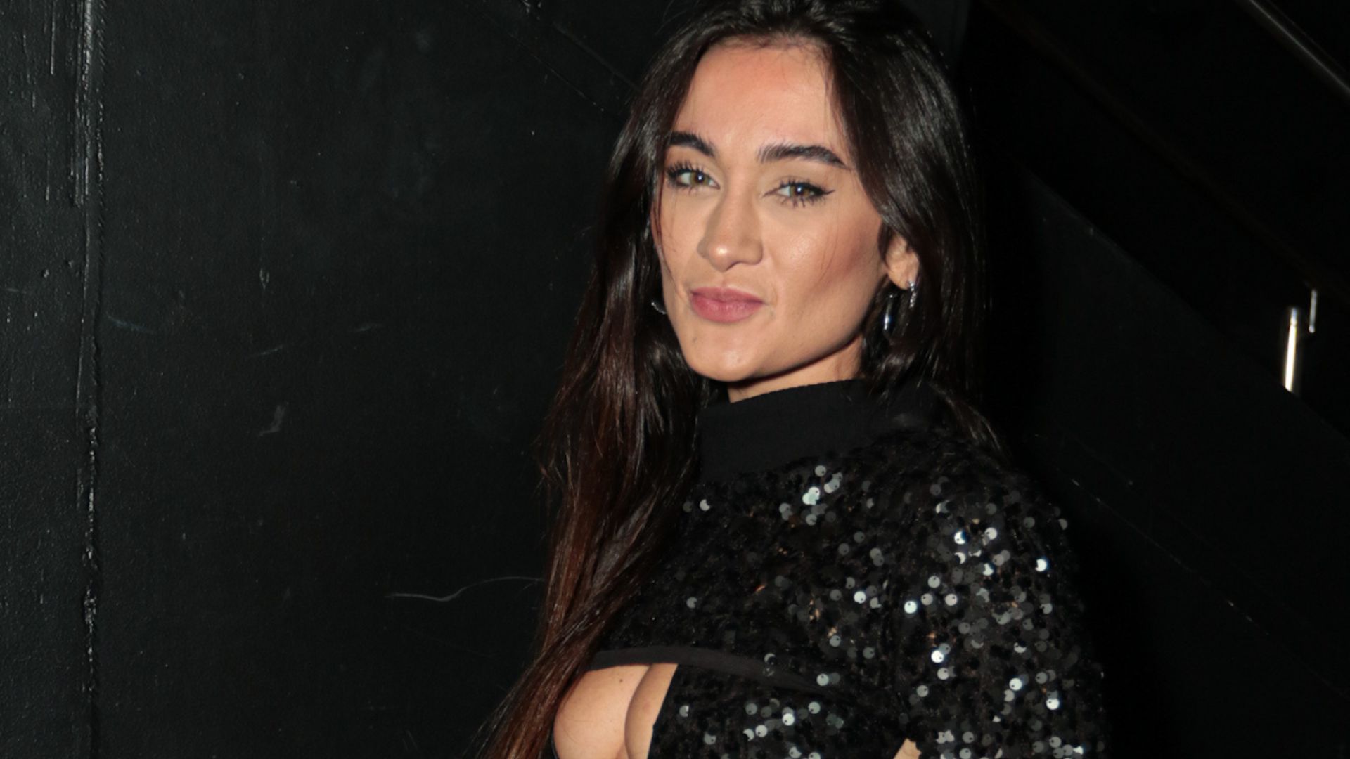Escapou? Gabi Melim surge com top minúsculo e cobre só o essencial em show