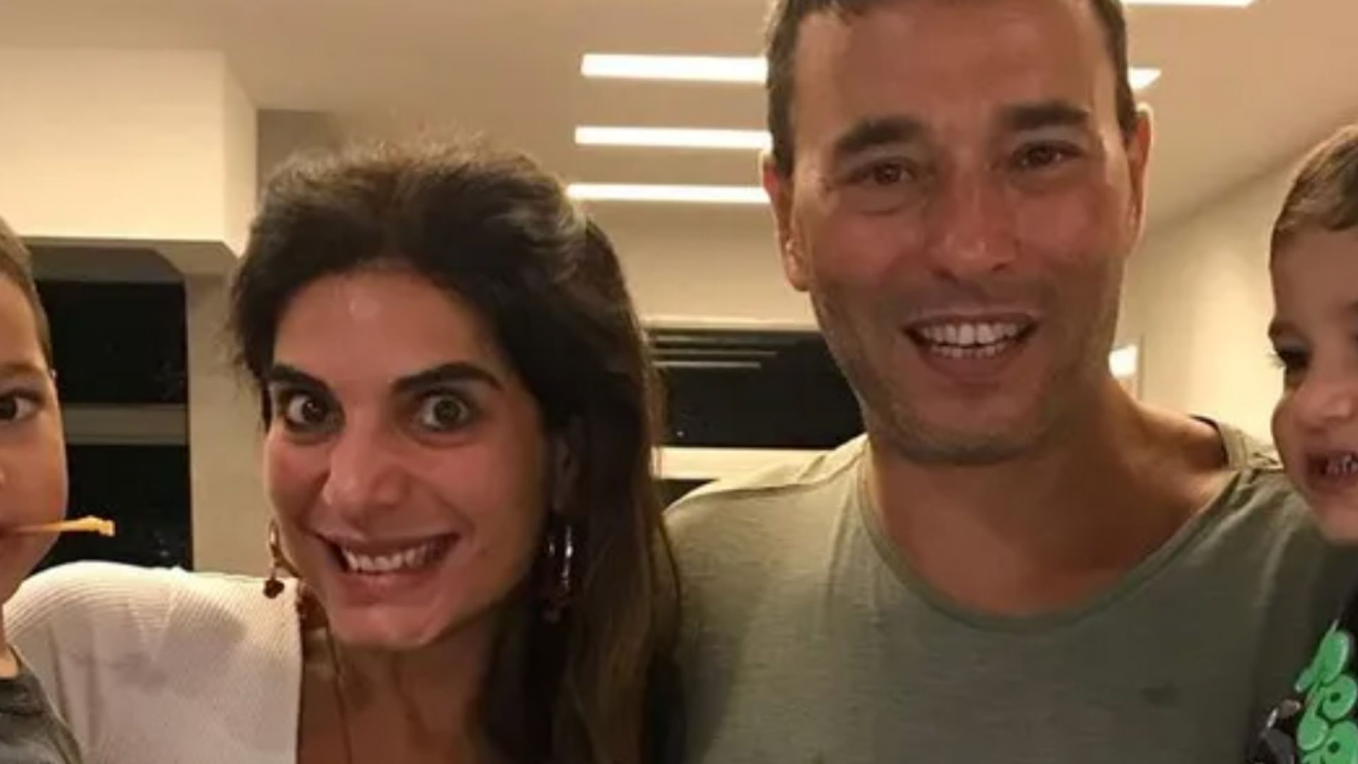 Gêmeos de André Rizek e Andréia Sadi surgem enormes em foto: “O tempo voa”
