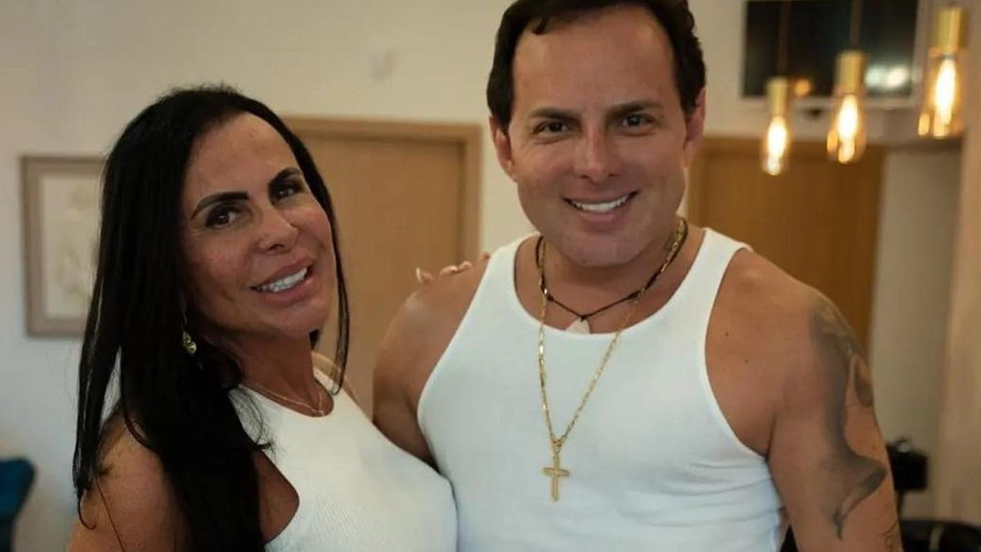 Com roupa íntima combinando, Gretchen se declara ao marido e exibe corpão: “Lindos”