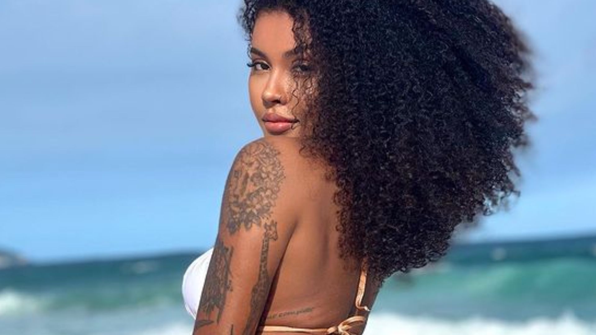 Irmã de Gracyanne Barbosa senta de fio-dental e bumbum se destaca: “Linda”