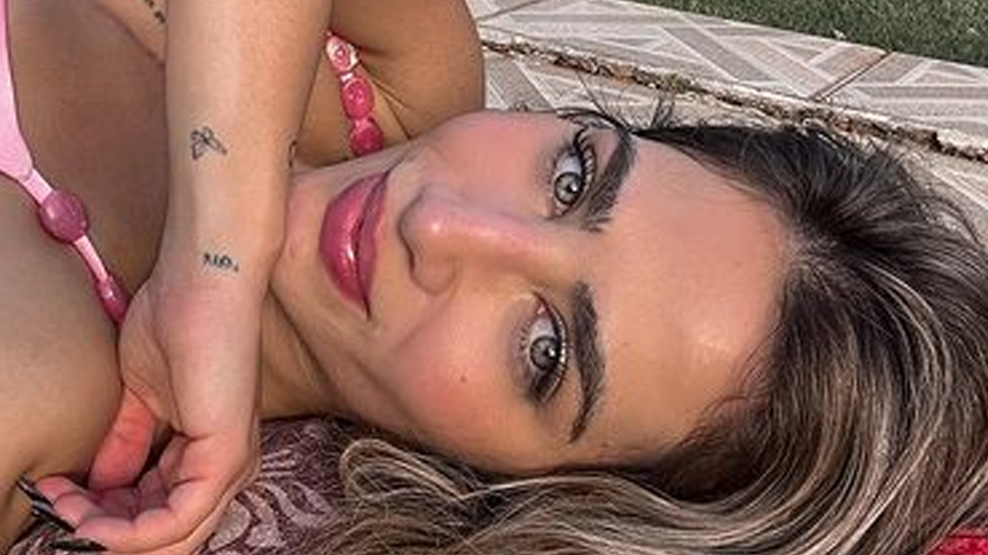 Filha de Leonardo, Jéssica Beatriz Costa ostenta barriga negativa após perder 7kg: “Saudável”