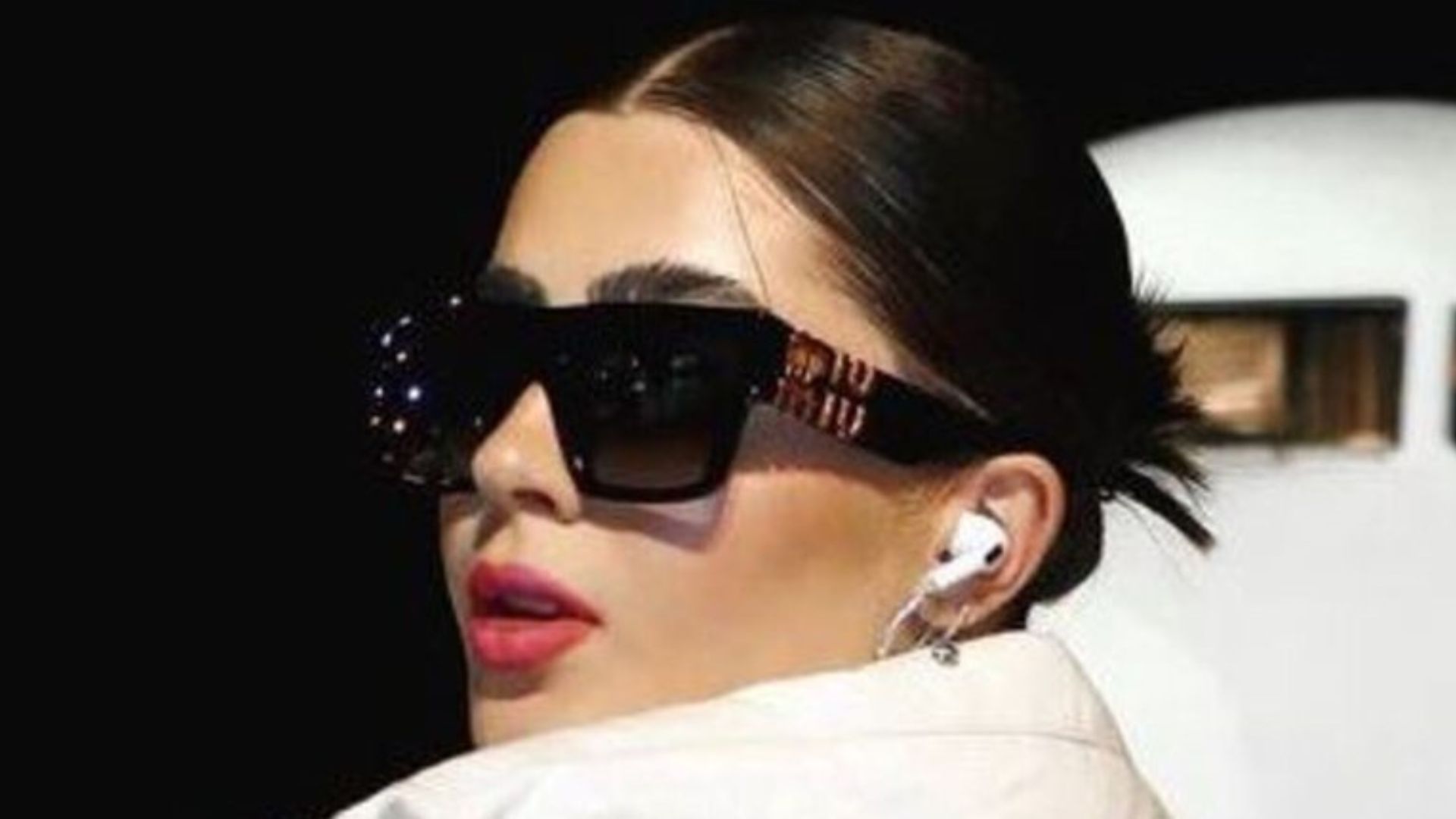 Jade Picon abre a jaqueta e causa tumulto em aeroporto: “Gostosa é pouco”