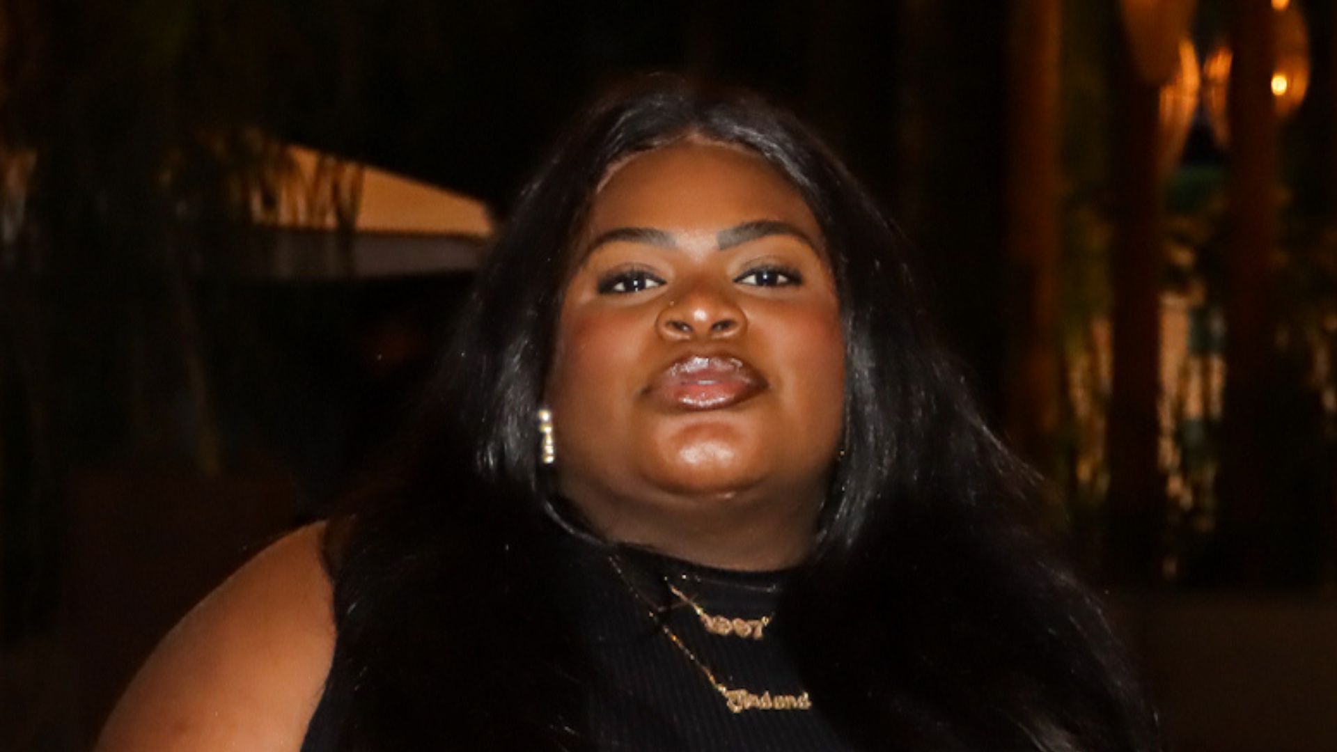 Nova mulher? Agora sequinha, Jojo Todynho surge com look comportado em festa