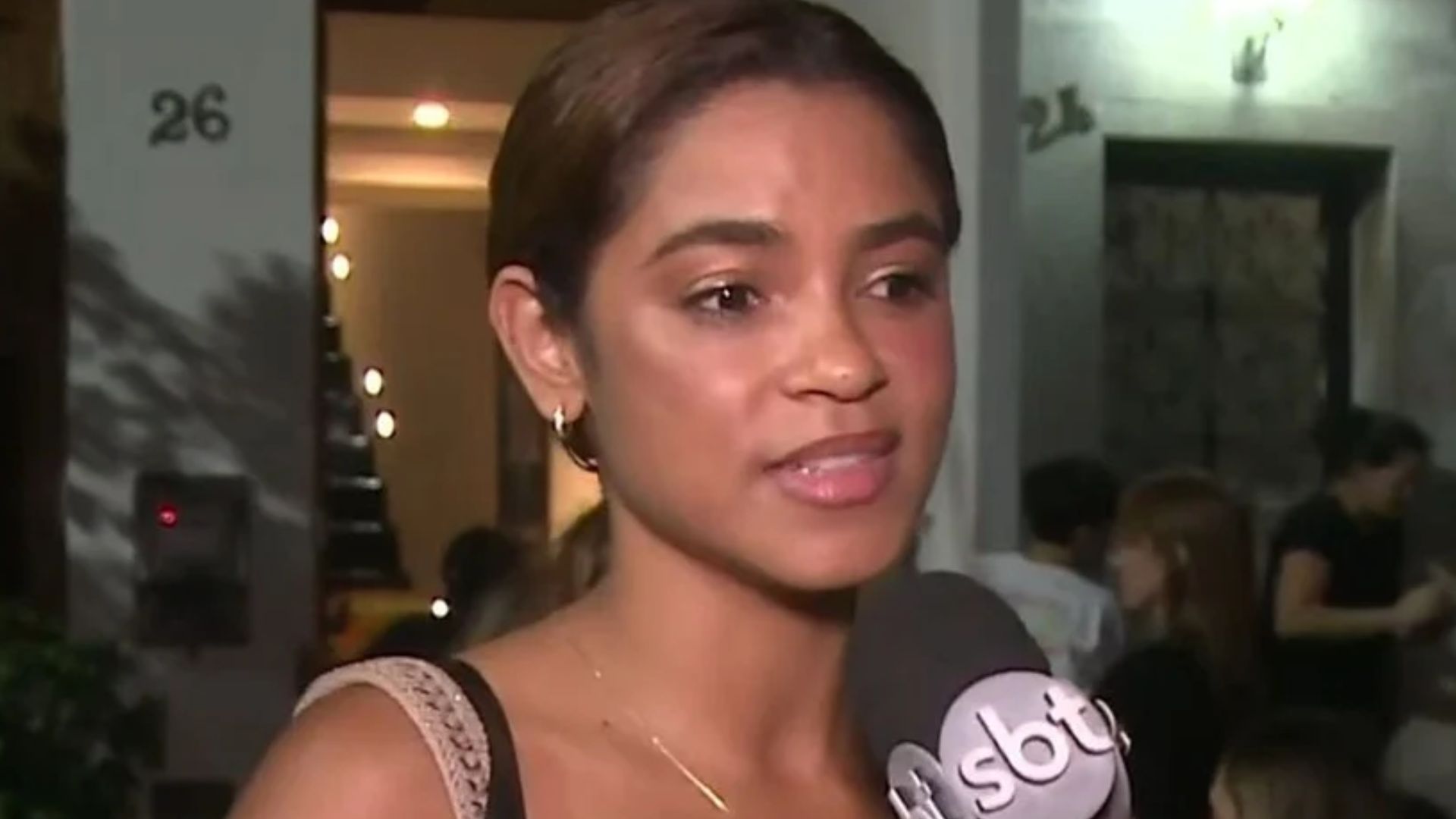 Lucy Alves rebate críticas após cena polêmica em Travessia: “Faço o que pedem”