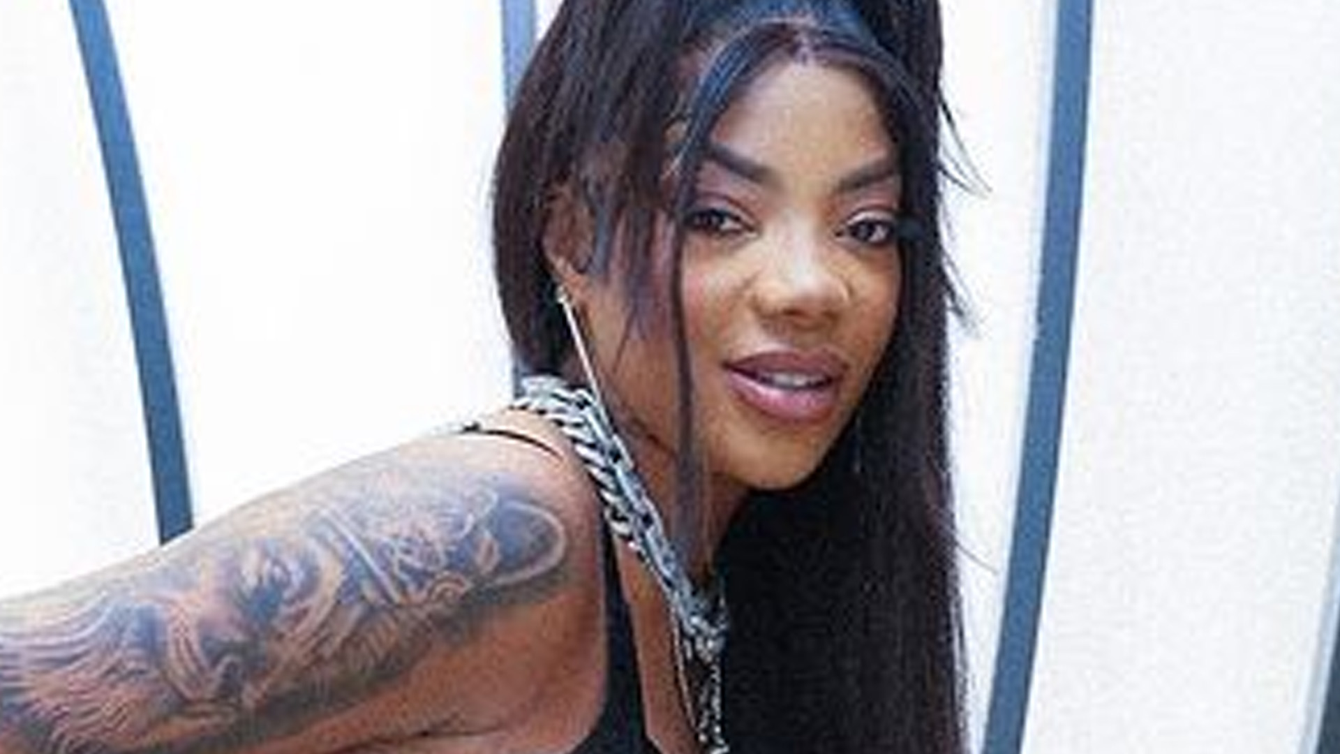 Ludmilla usa look a vácuo e fãs questionam: “Como vai no banheiro?”