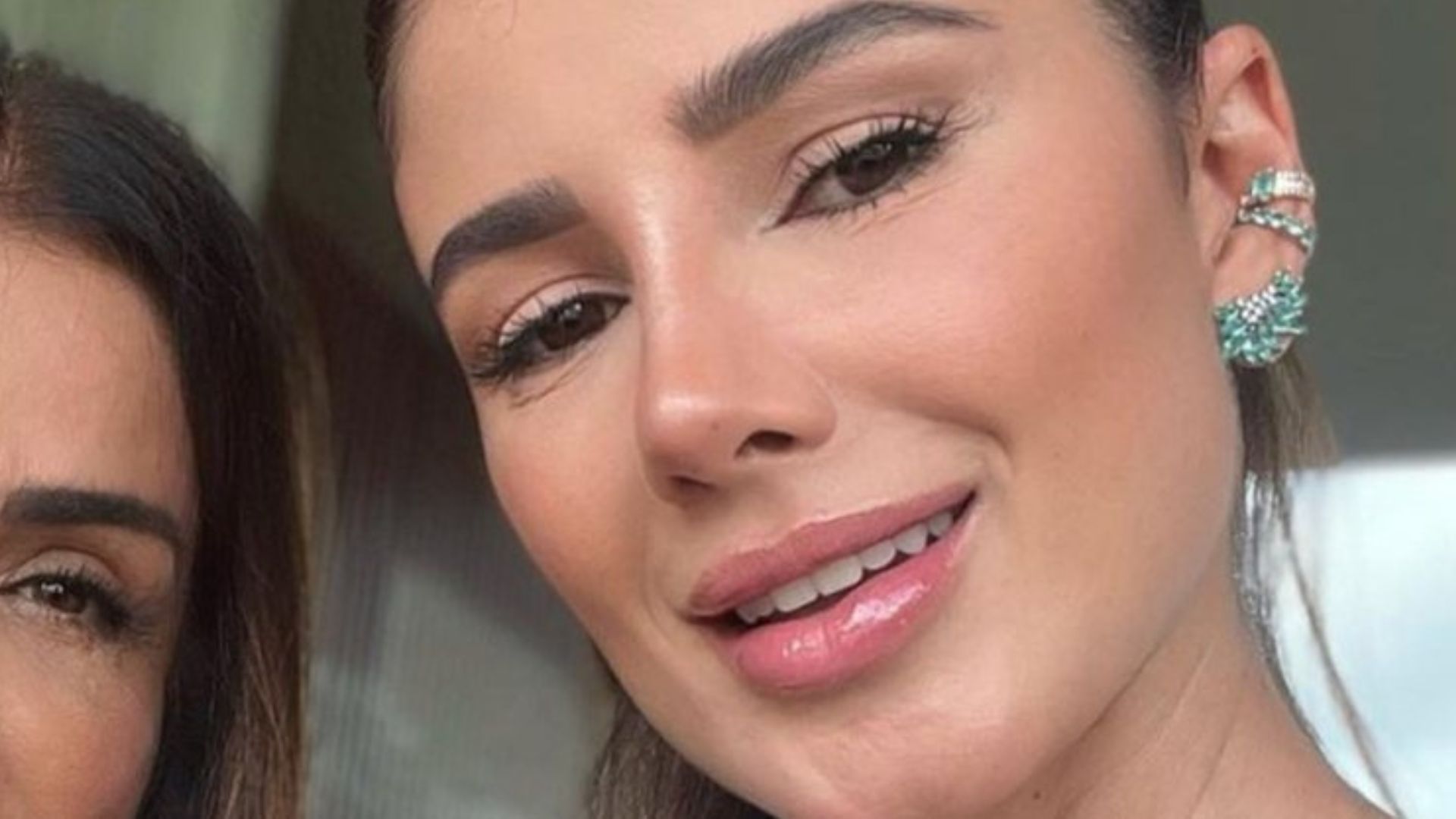 Mãe de Paula Fernandes impressiona com aparência jovial em aparição raríssima: “Parecem irmãs”