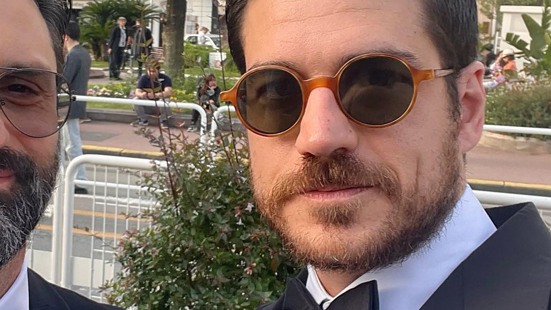 Marco Pigossi faz raríssima aparição pública com namorado italiano em Cannes: “Casal belíssimo”
