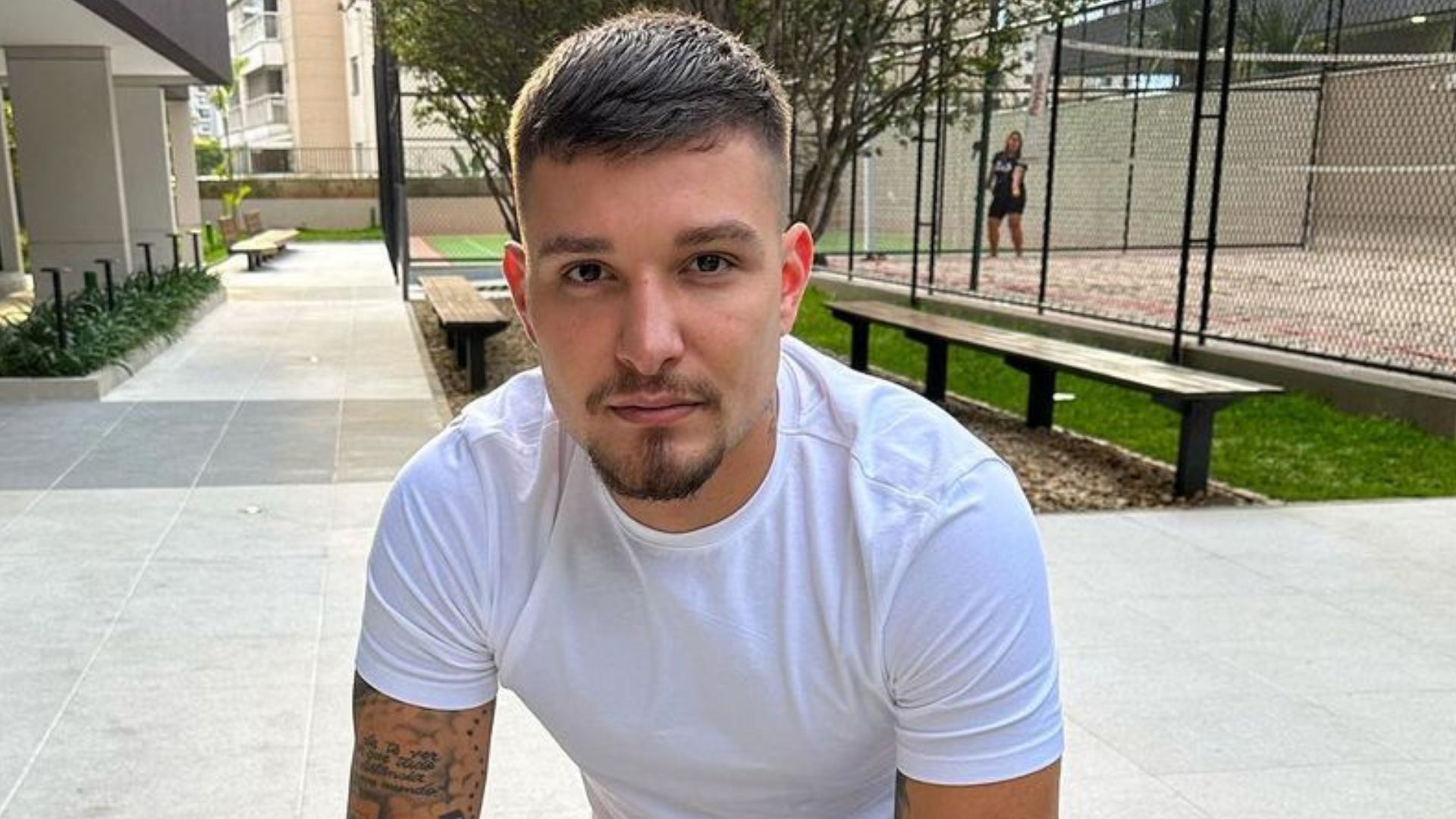 MC Gui gera revolta ao provocar fãs com gesto obsceno: “Atitude de moleque”