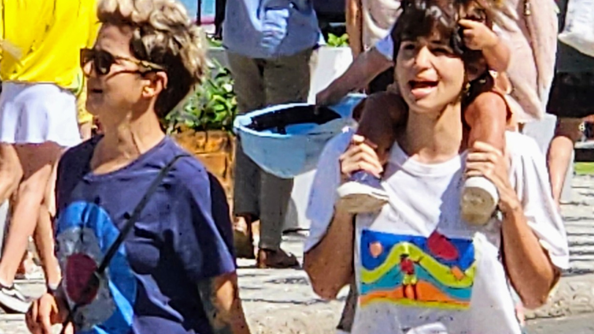 Elas estão enormes! Nanda Costa passeia com as filhas e a esposa