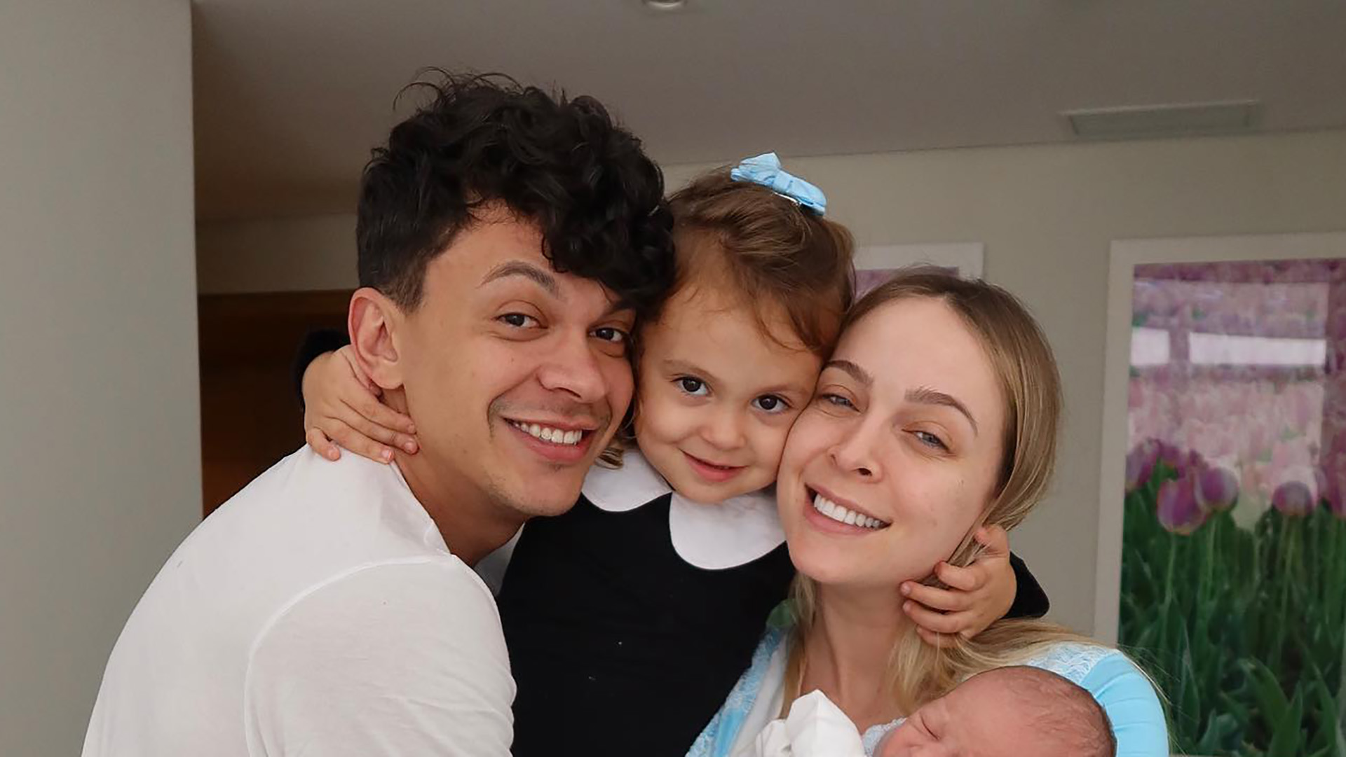 Tata Estaniecki anuncia nascimento de Caio, segundo filho com Julio Cocielo: “Família completa”