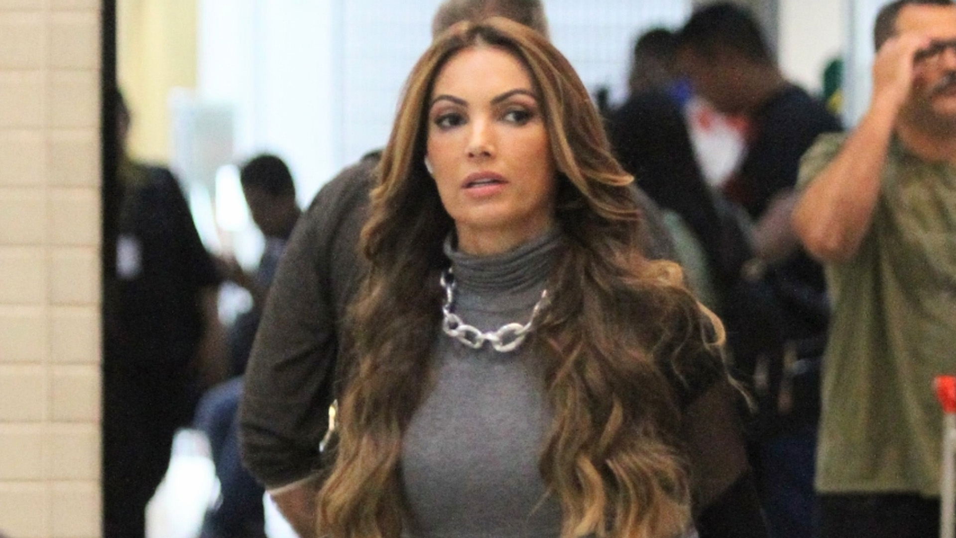 Toda produzida, Patrícia Poeta chega ao Rio com look a vácuo abraçando corpão