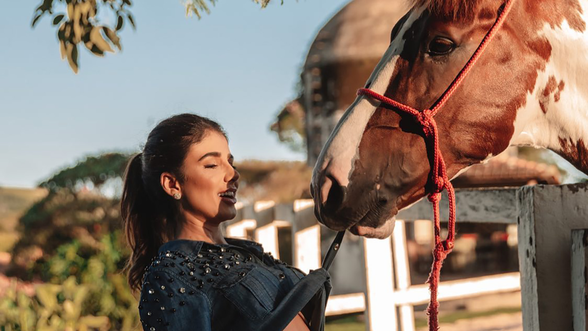 Traída por cavalo, Paula Fernandes tem roupa arrancada e quase ‘paga peitinho’: “Danado”