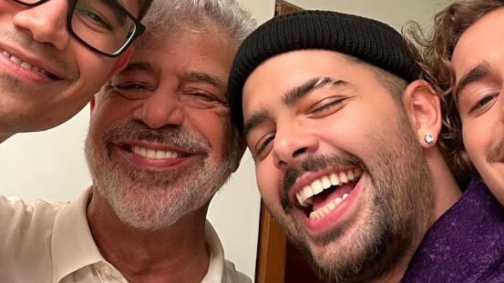 Pedro Sampaio posa ao lado do namorado pela primeira vez em clique fofíssimo
