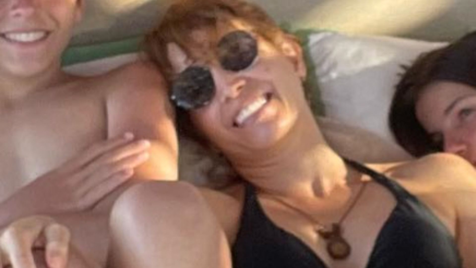 Poliana Abritta posa com os filhos trigêmeos e lamenta: “Não cabem no meu colo”