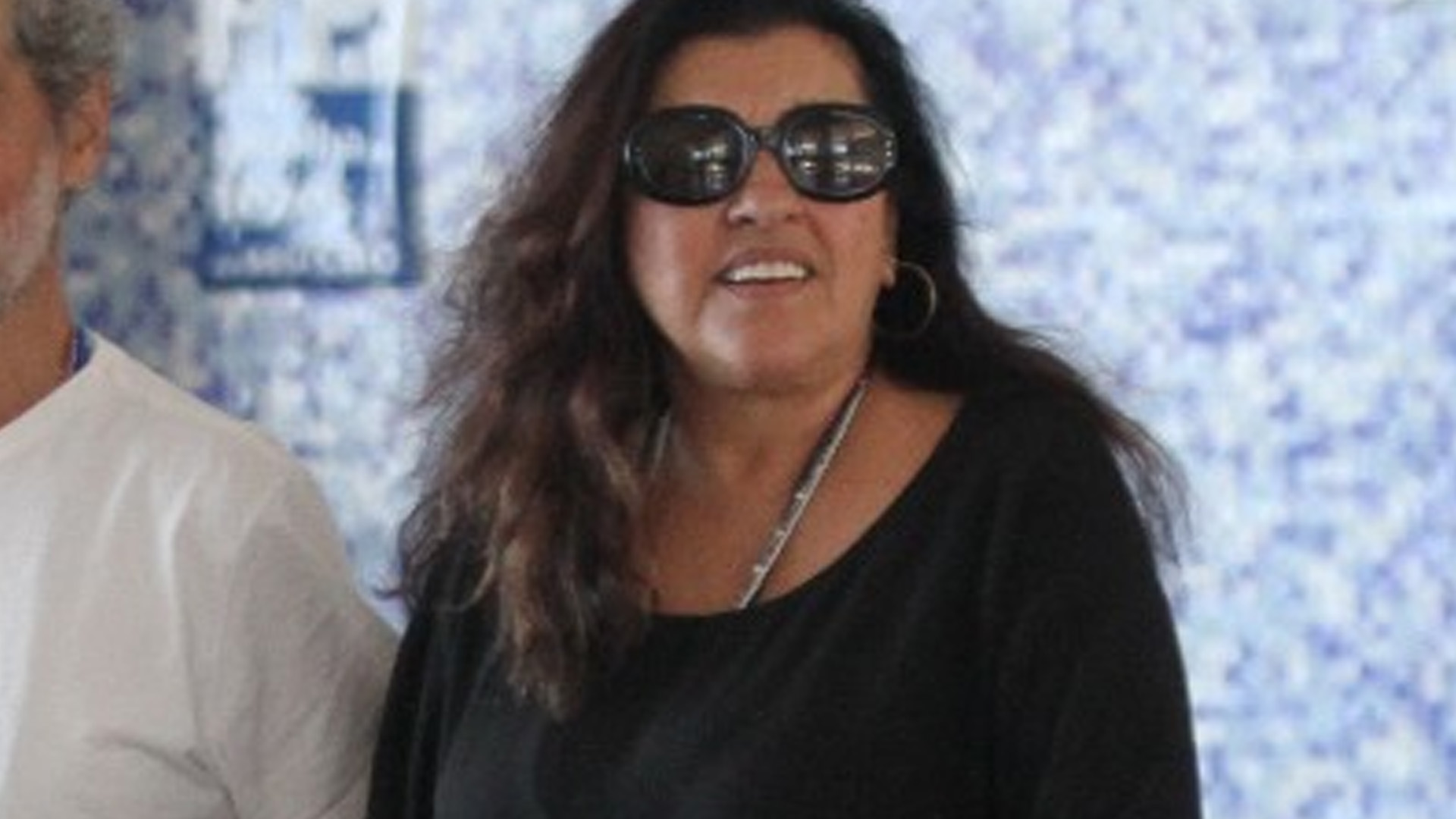 Discretíssima, Regina Casé é flagrada em rara aparição com o marido