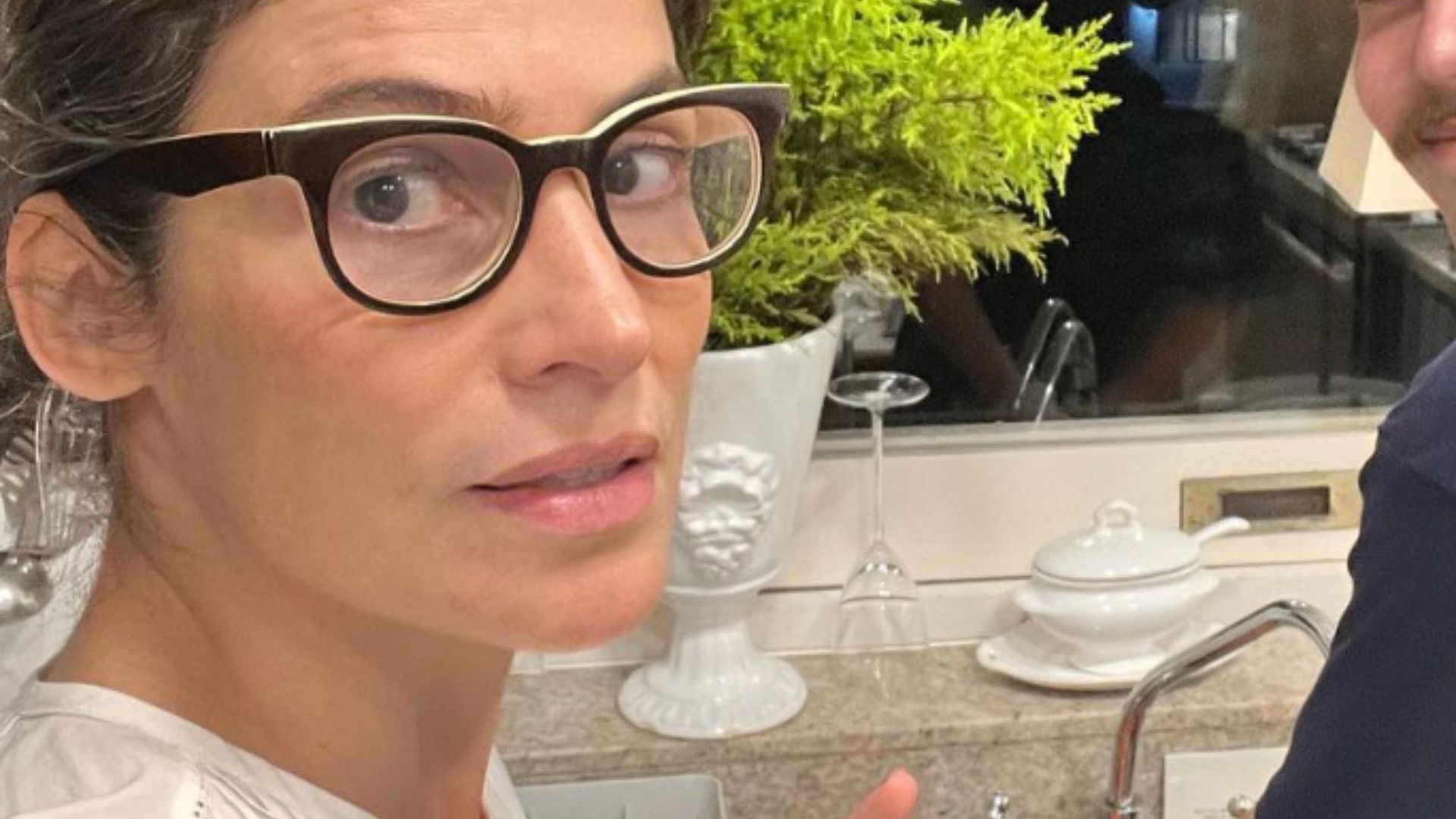 Renata Vasconcellos surge lavando louça em foto raríssima com o filho: “Realidade”