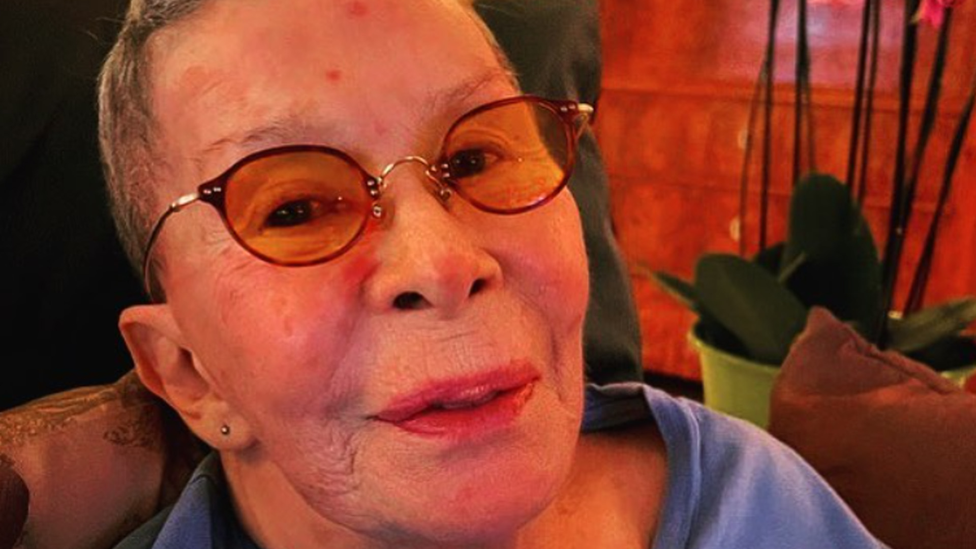 Em autobiografia póstuma, Rita Lee revela que trocou comida por cigarro: “Caveira fumante”