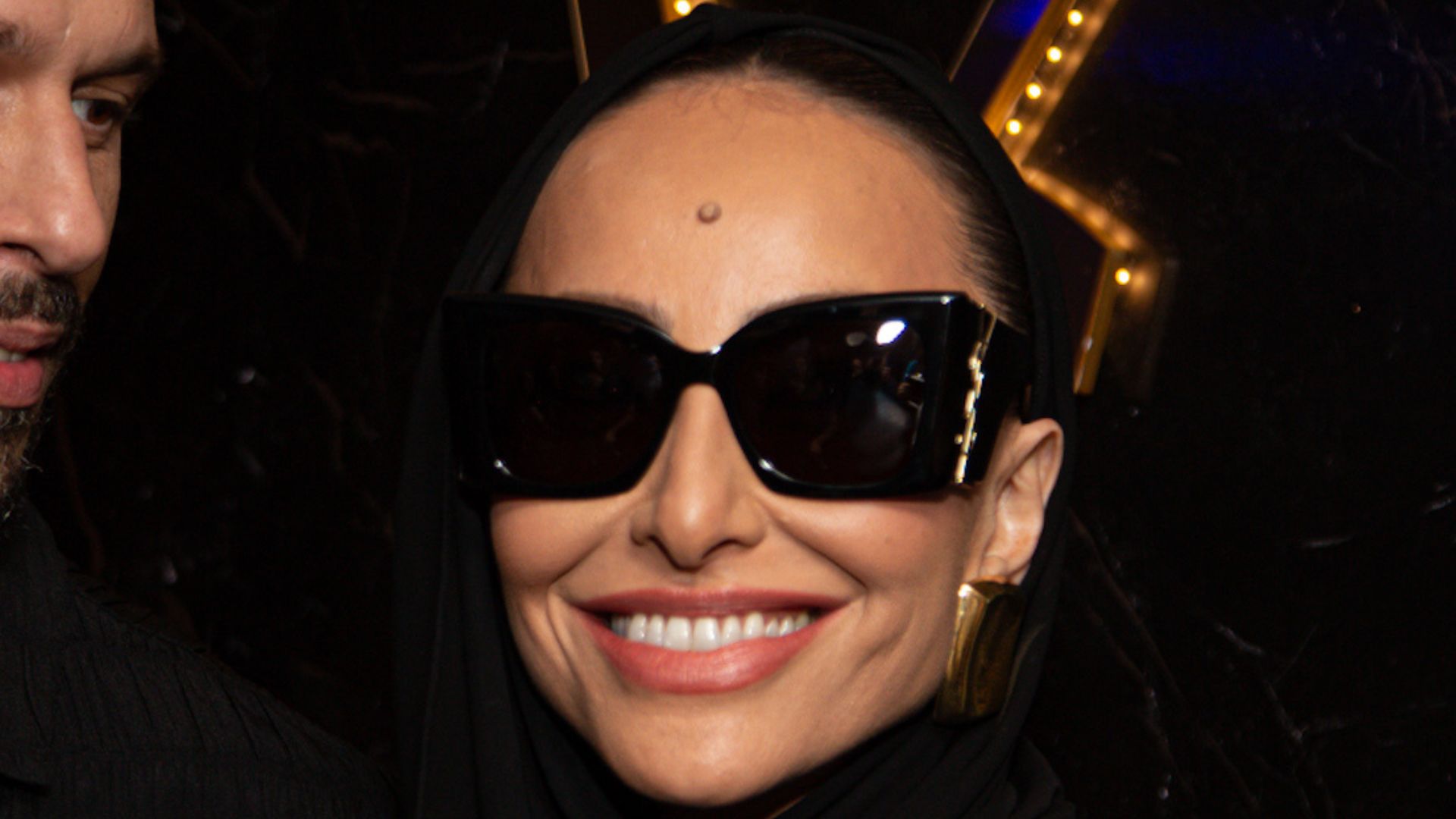 De barriga de fora, Sabrina Sato causa e faz ex-namorado babar durante evento
