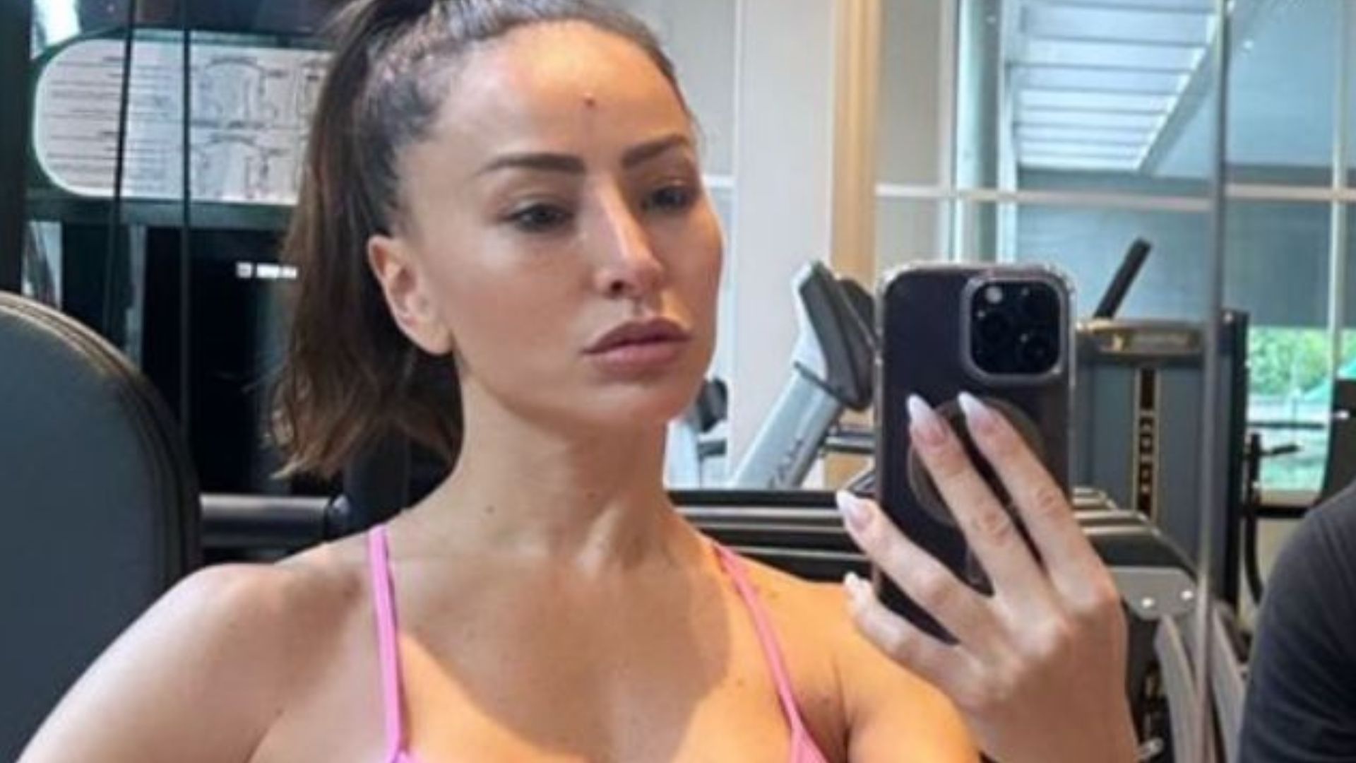 Aos 42 anos, Sabrina Sato ostenta barriga negativa na academia: “Não dá paz”