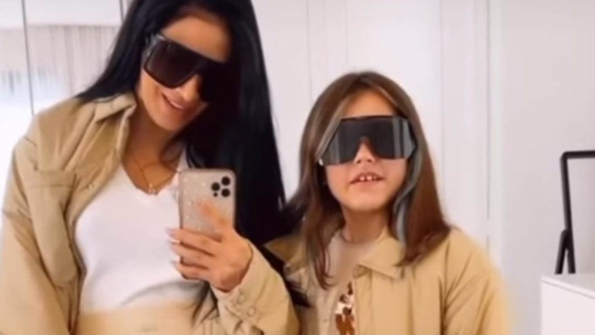 Poderosa, filha de Simaria surge ostentando com look de grife e bolsa de R$ 11 mil