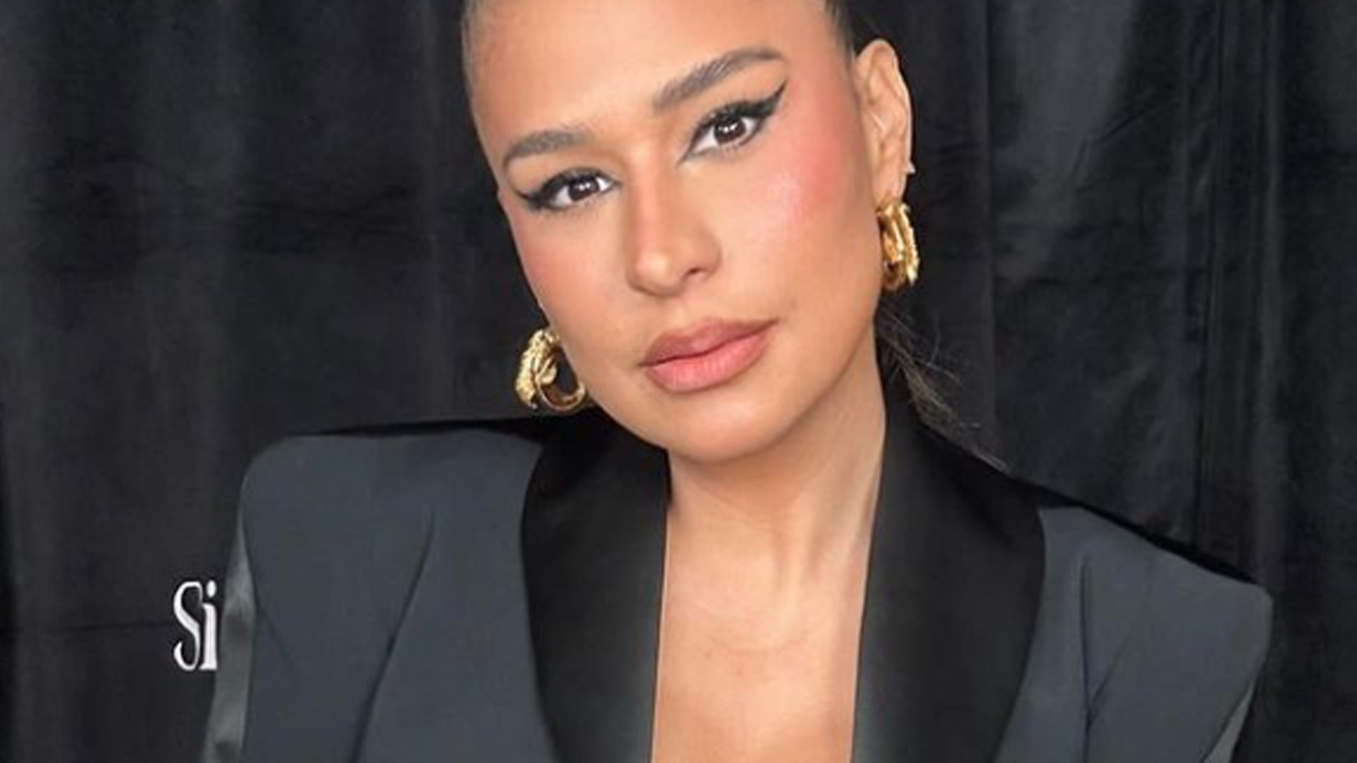 Simone Mendes deixa seios a ponto de explodir sutiã com terninho aberto: “Fenomenal”