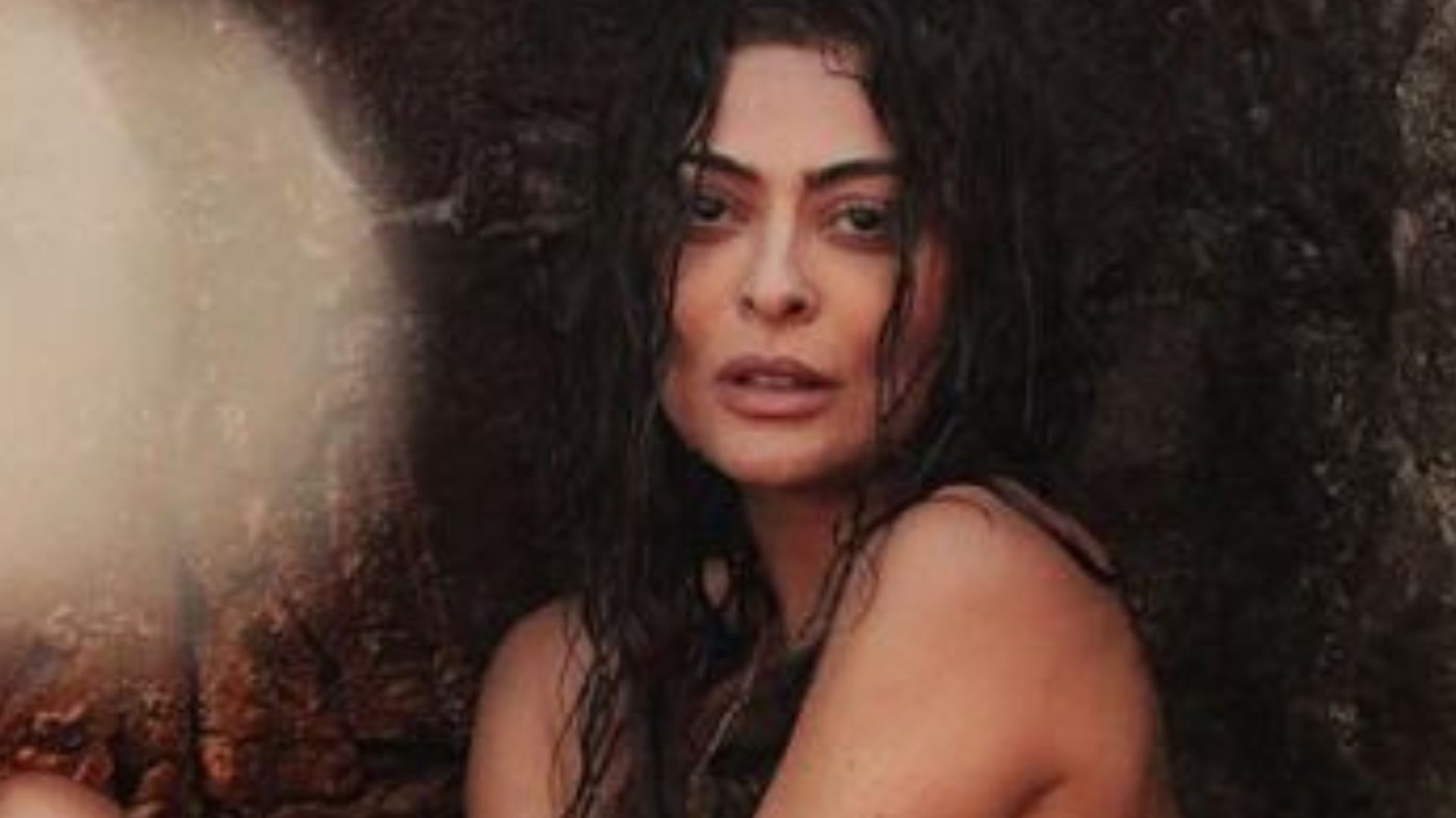 Só de calcinha, Juliana Paes cobre os seios à margem do rio: “Surreal”