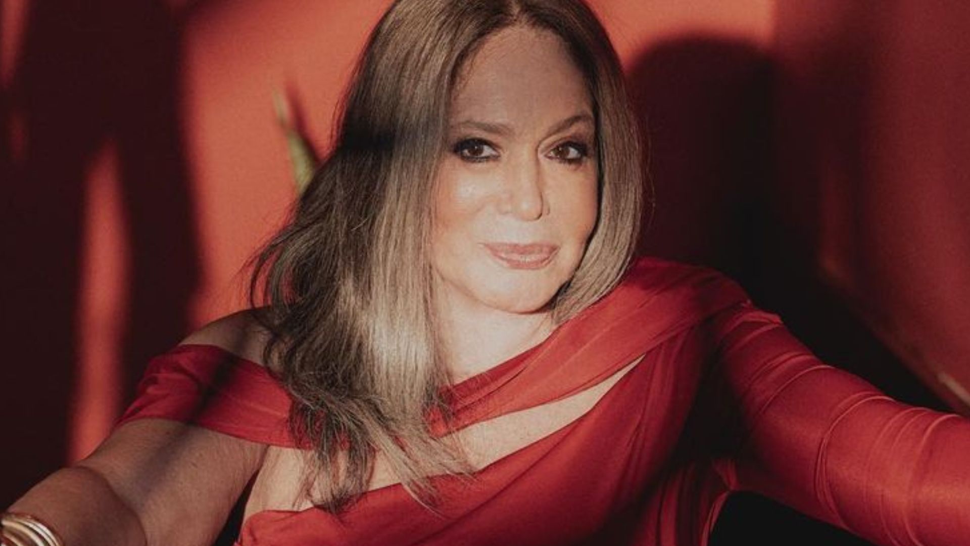 Aos 80 anos, Susana Vieira posa com vestidinho colado e pernões de fora: “Gostosa”