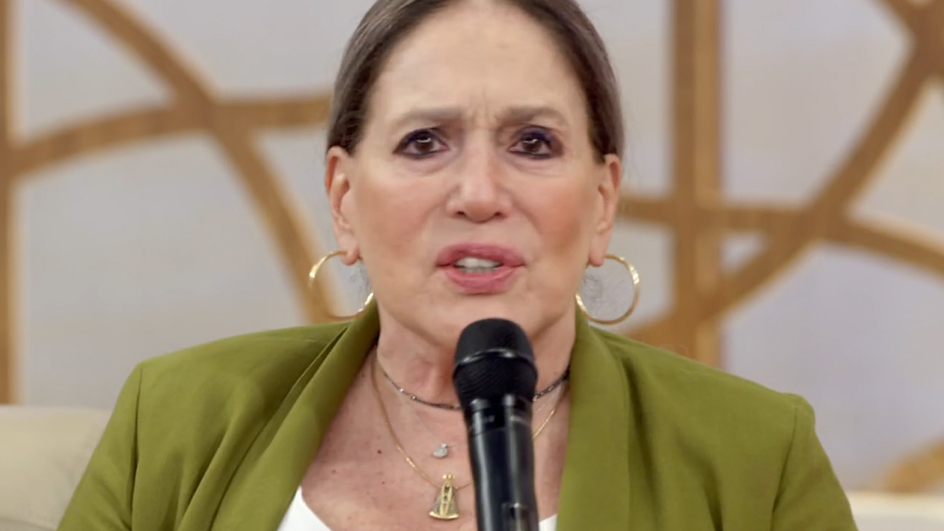 Susana Vieira se atrapalha com microfone no ‘Encontro’ e dispara: “Que coisa antiga!”