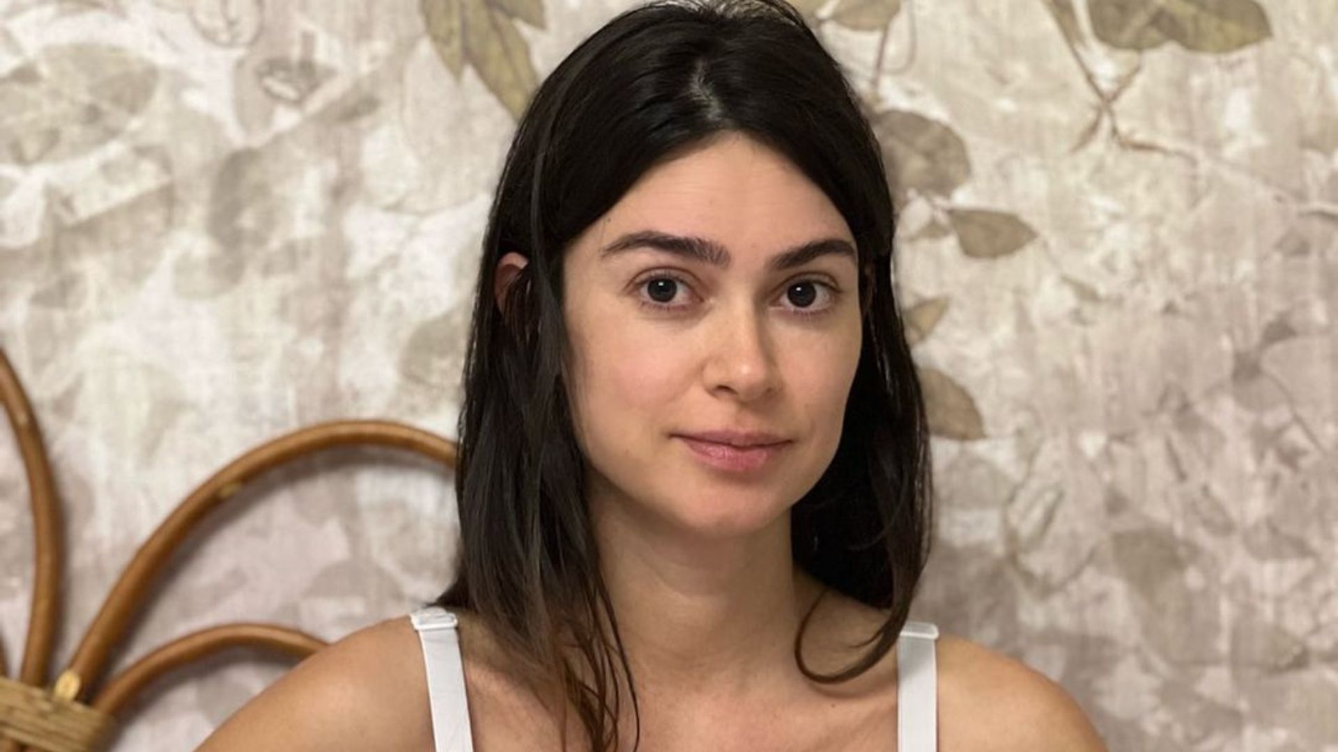 Thaila Ayala surge amamentando a filha após expor sofrimento: “Carinha de exausta”