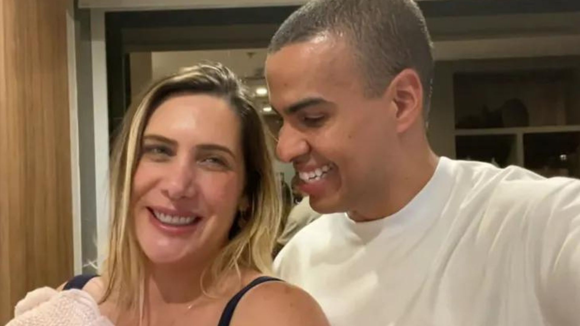 Thiago Oliveira e a esposa se dividem sobre aparência da filha: “Difícil decifrar”