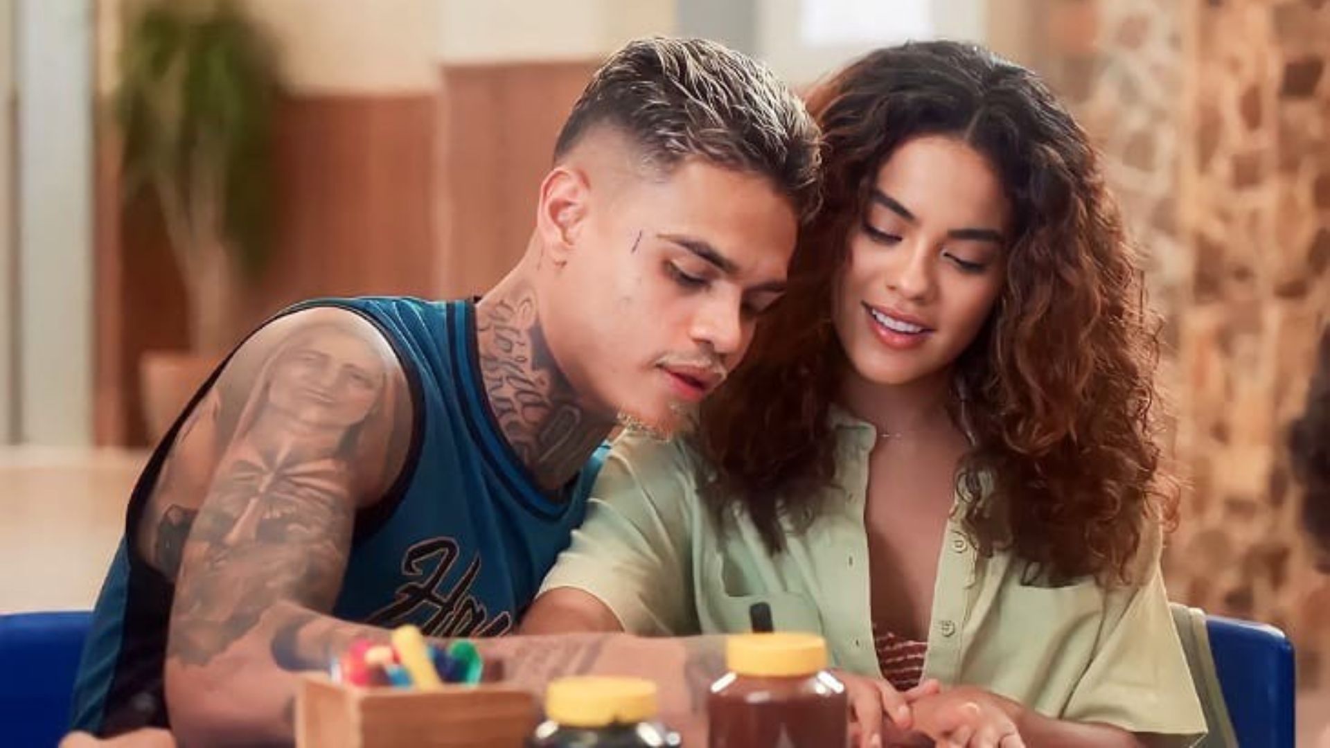 Vai na Fé: Fora do ‘movimento’, Hugo pede Jenifer em namoro: “Eu prometo…”