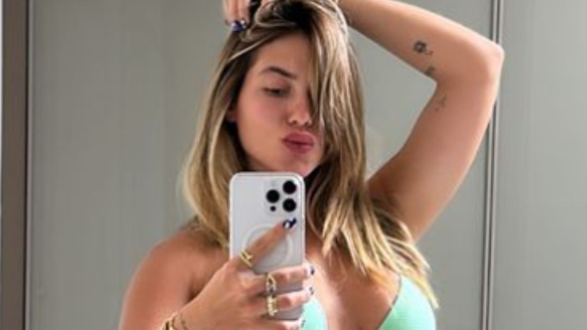 Em polêmica, Virgínia Fonseca clica barriga riscada só de biquíni: “Vamo reagir”