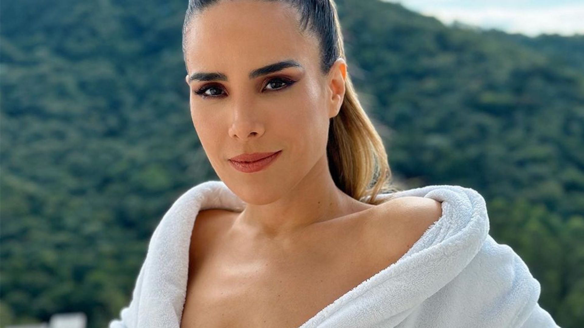 Wanessa Camargo deixa roupão aberto e é flagrada por Dado Dolabella: “Deusa”