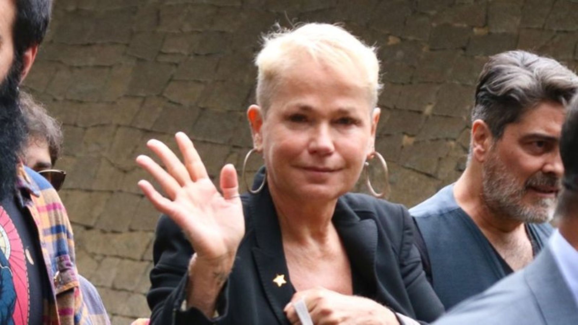 Abatida, Xuxa Meneghel leva sua cachorrinha para se despedir no velório de Rita Lee