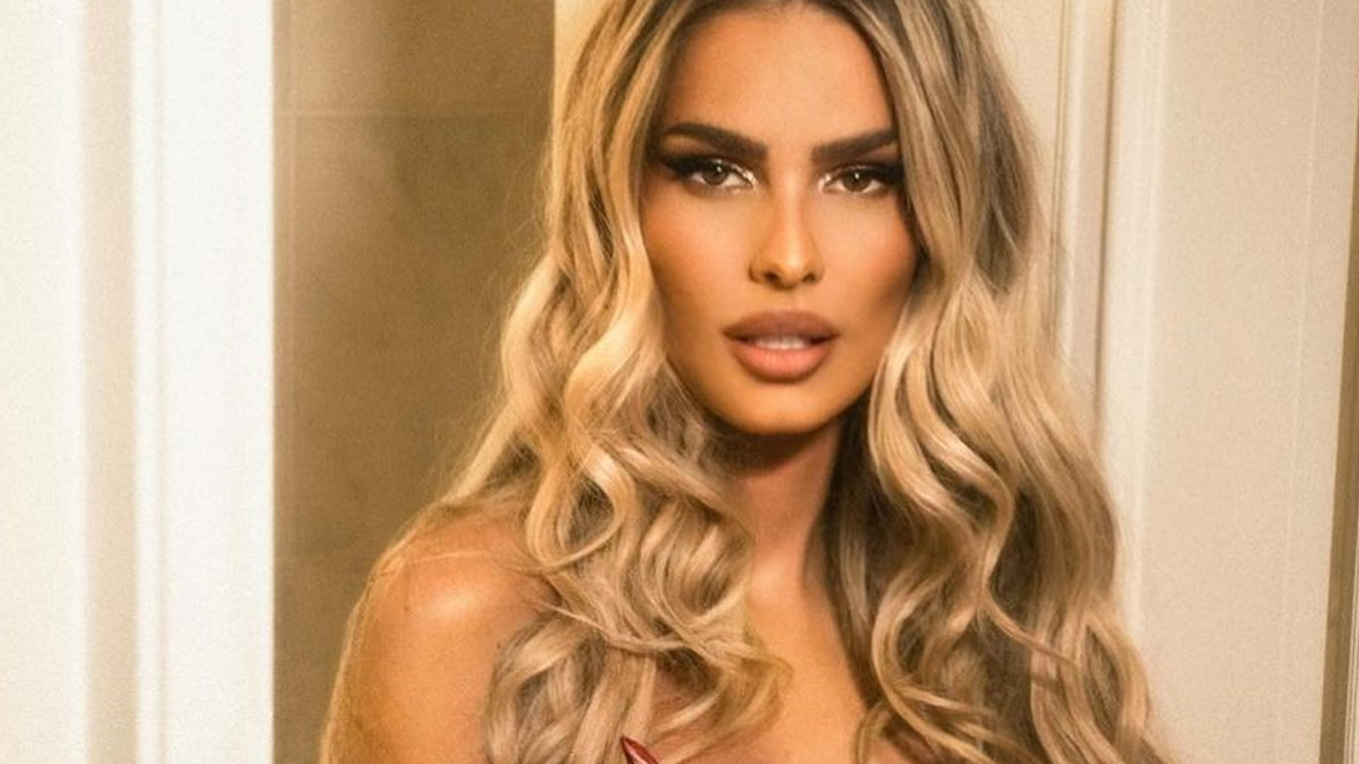 Yasmin Brunet puxa toalha de lado e corpo nu deslumbra: “Não tem defeito”