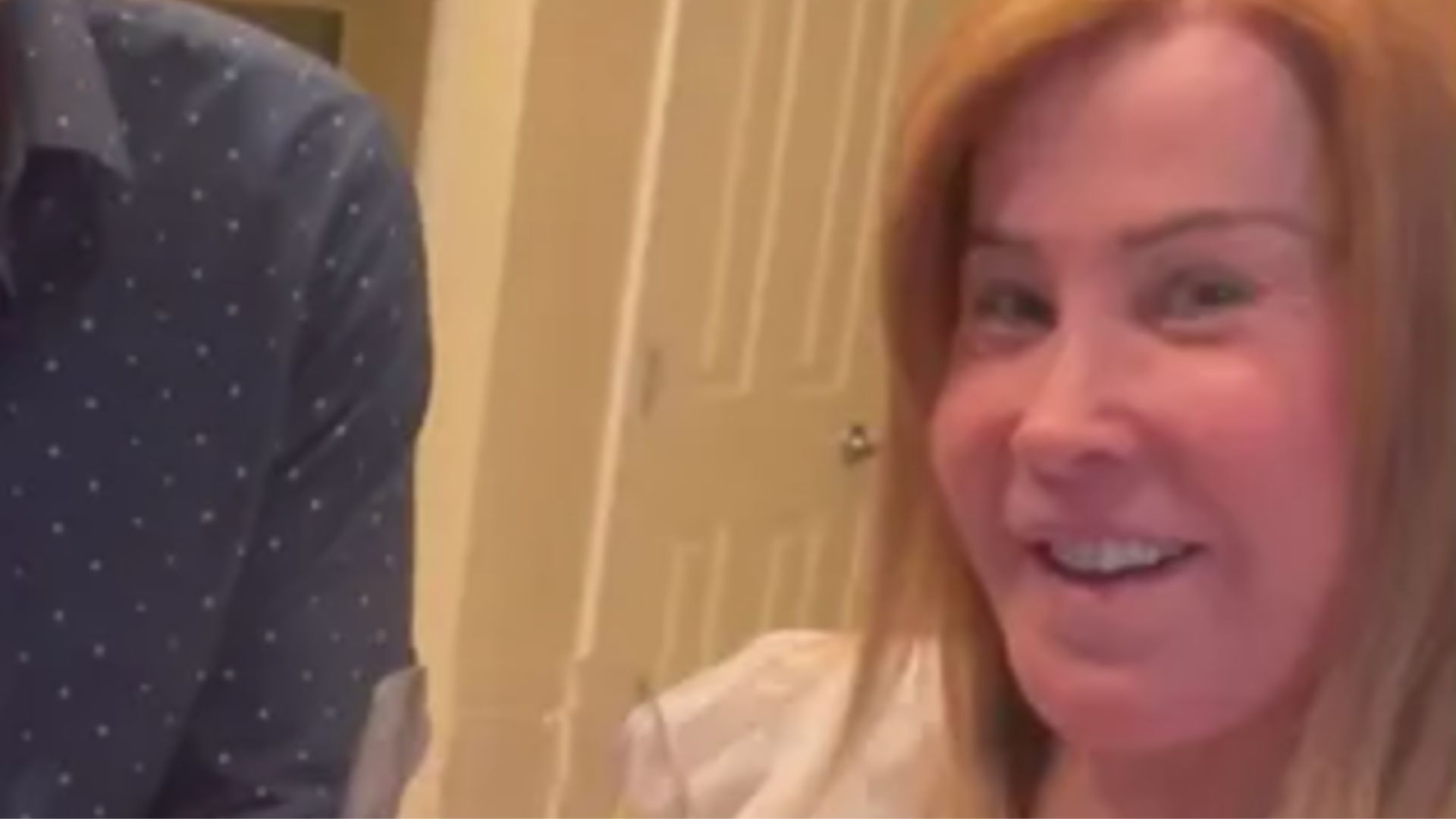 Zilu Camargo posa em momento raríssimo ao lado do namorado em sua mansão