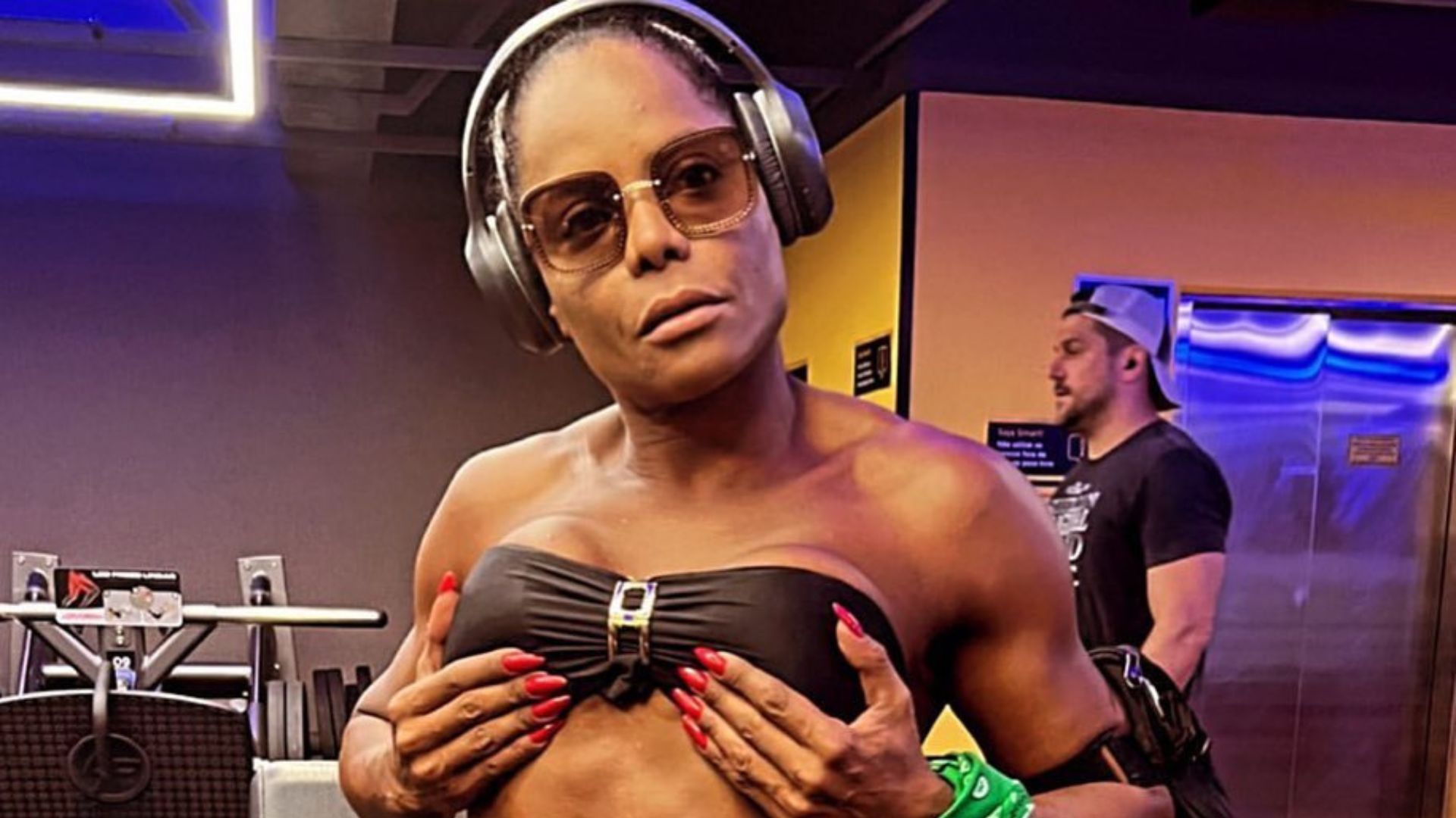 Adriana Bombom segura os seios e esbanja tanquinho rígido: “Muito foco”
