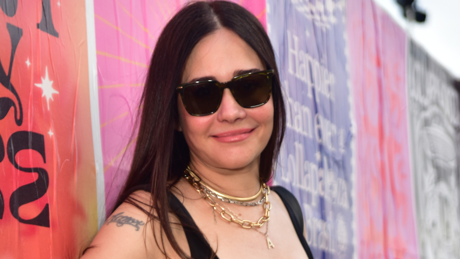 Aos 52 anos, Alessandra Negrini aposta em shortinho e mostra juventude nas pernas