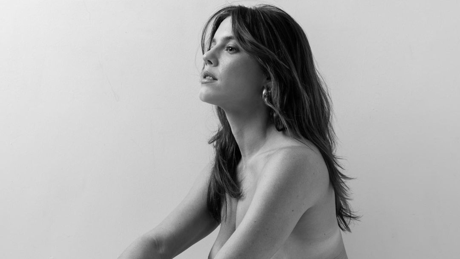 Completamente nua, Alice Wegmann vira de ladinho e exibe corpão surreal: “Impecável”