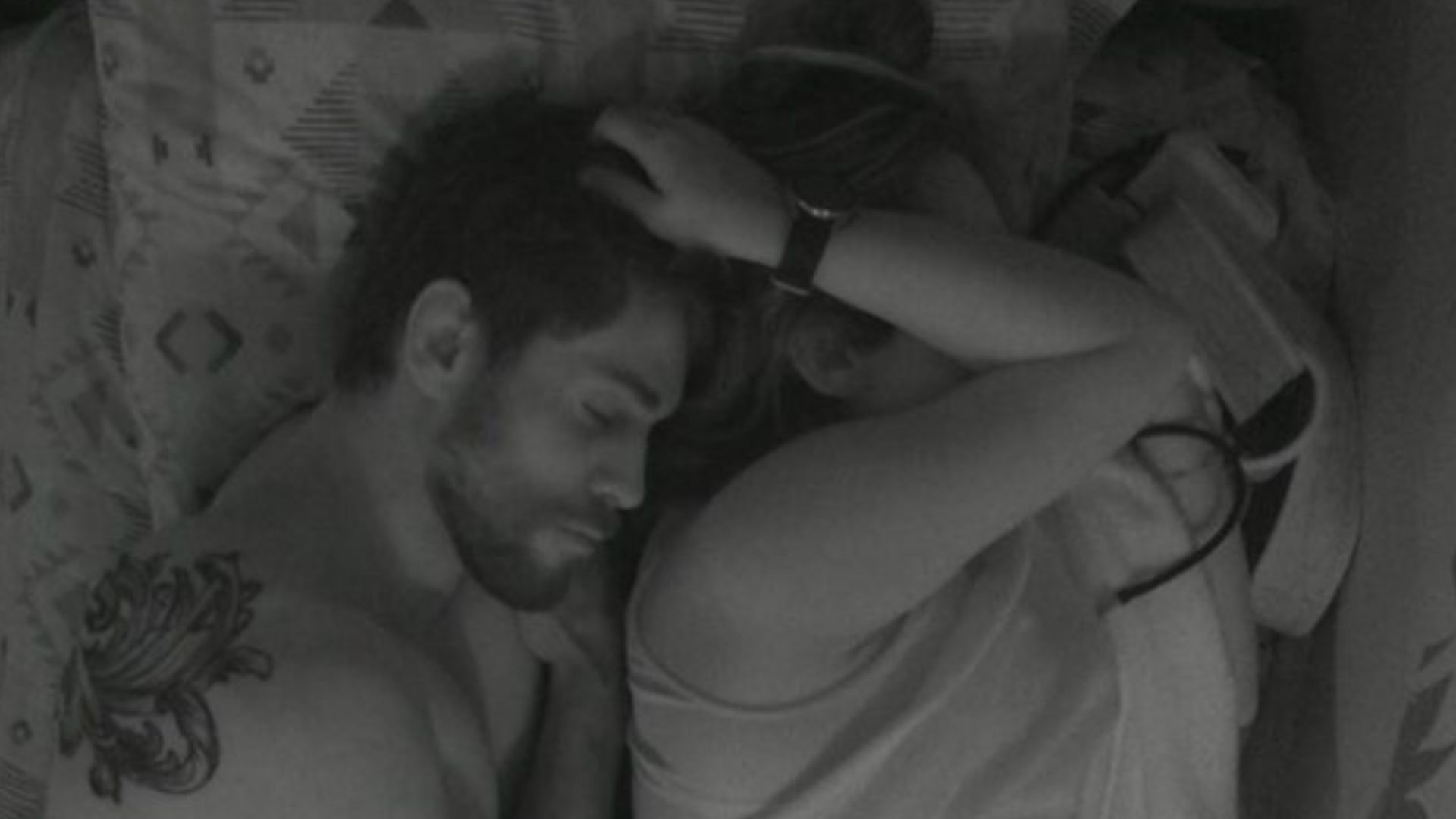 BBB23: Amanda e Cara de Sapato trocam carícias na cama: “Como é bom”