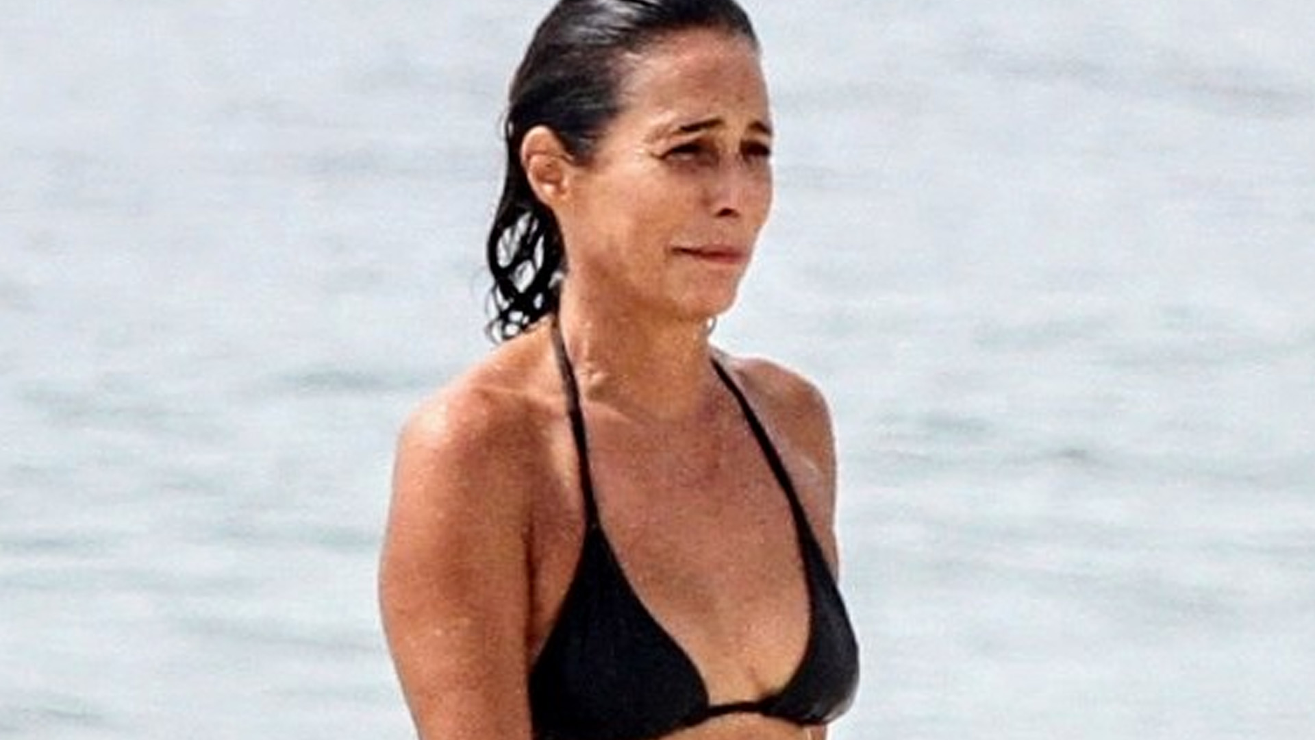 Intocada aos 59 anos, Andréa Beltrão ostenta tanquinho de biquíni na praia