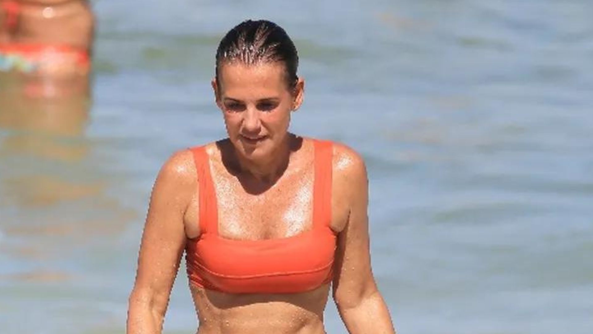 Primeira paquita, Andrea Veiga dobra a alça do biquíni e exibe corpo espetacular