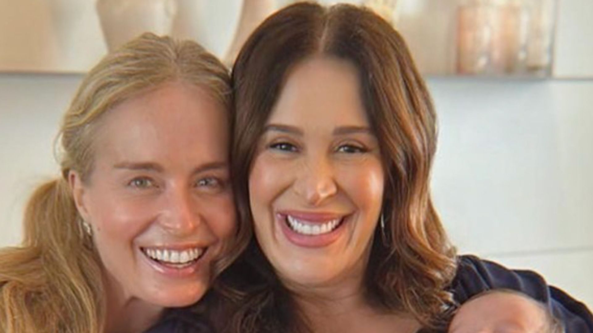 Angélica posa ao lado do filho recém-nascido de Claudia Raia: “Encontro em família”