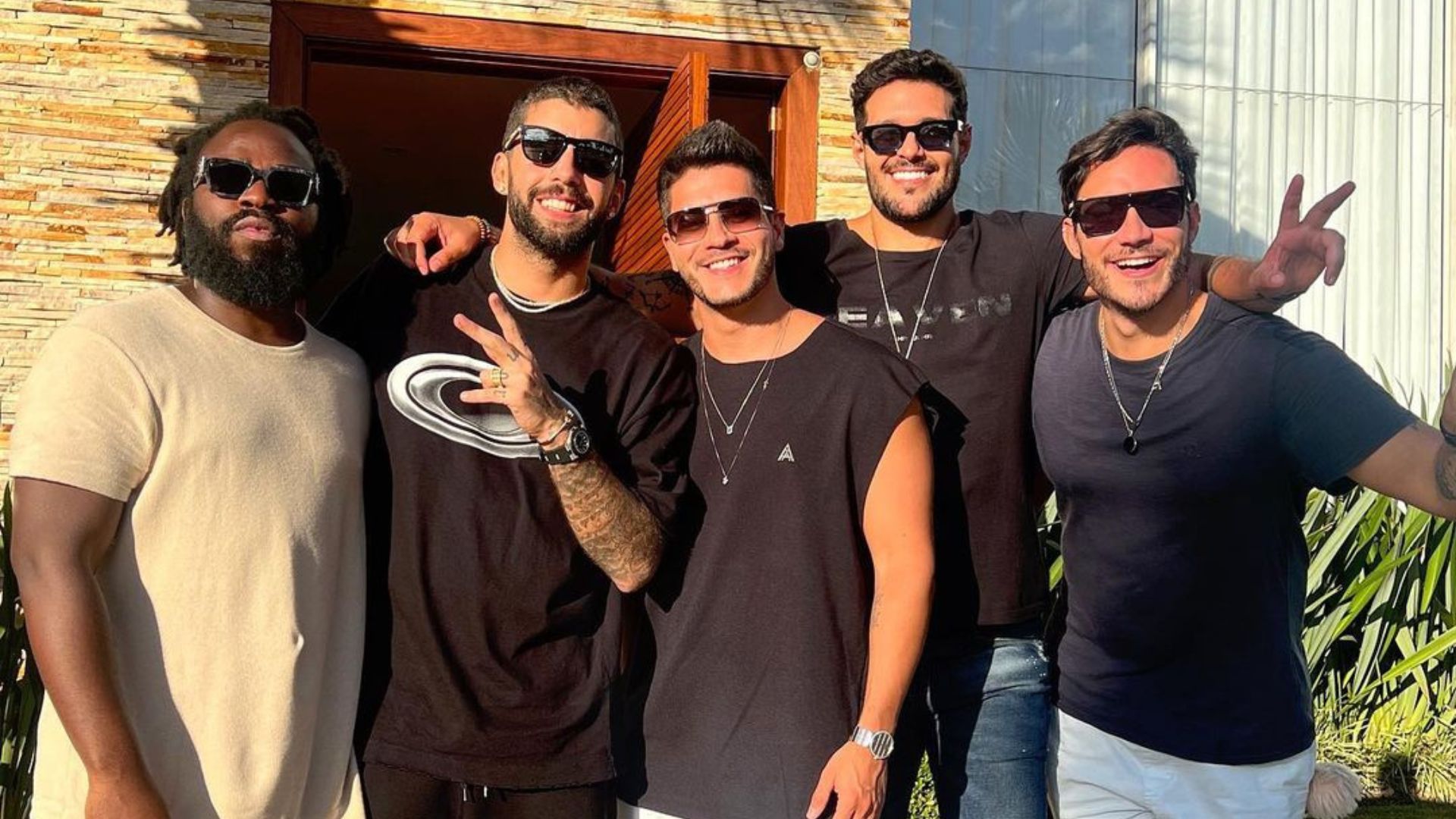 Após tretas, Arthur Aguiar reúne ex-aliados do BBB em festa: “Não acredito”