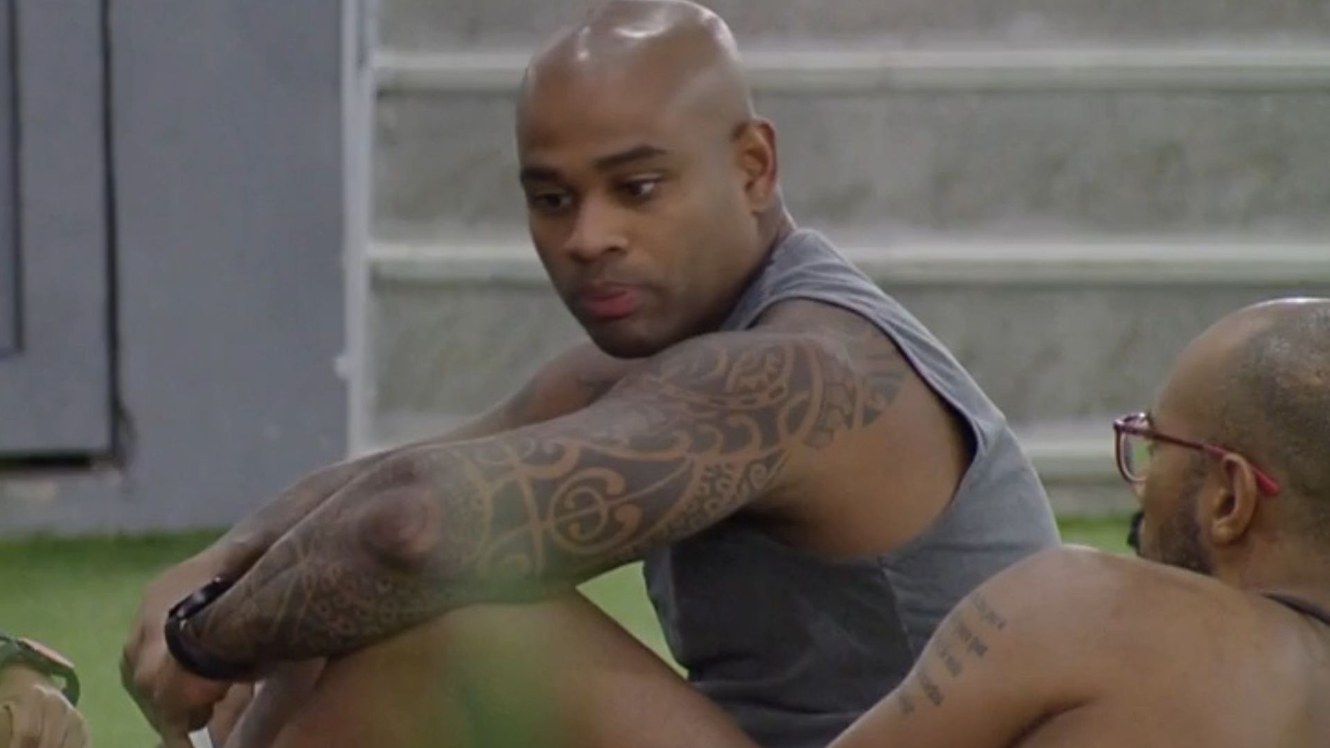 BBB23: Cezar coloca brother contra a parede e descobre que pode ir ao Paredão